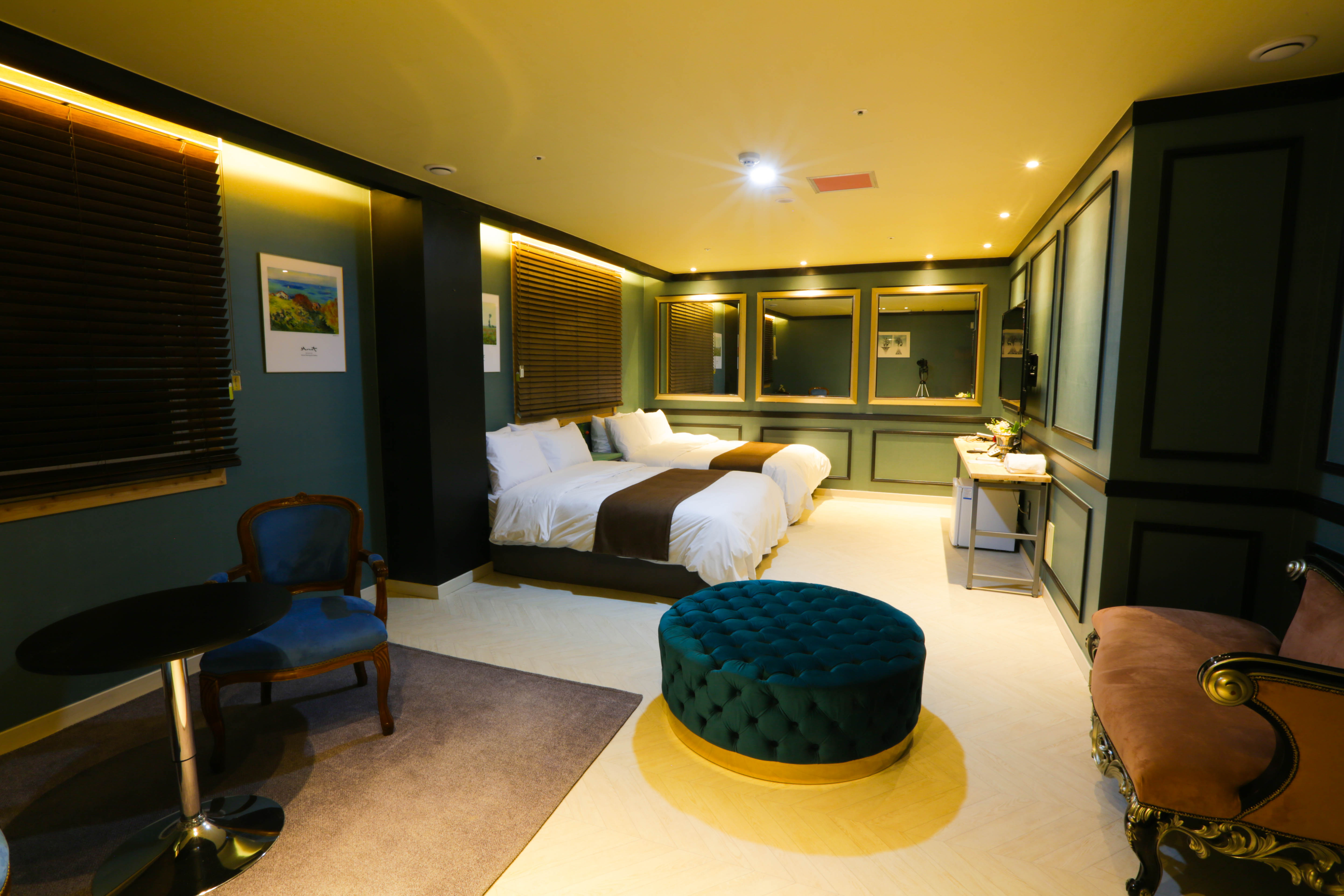 room detail thumbnail 1