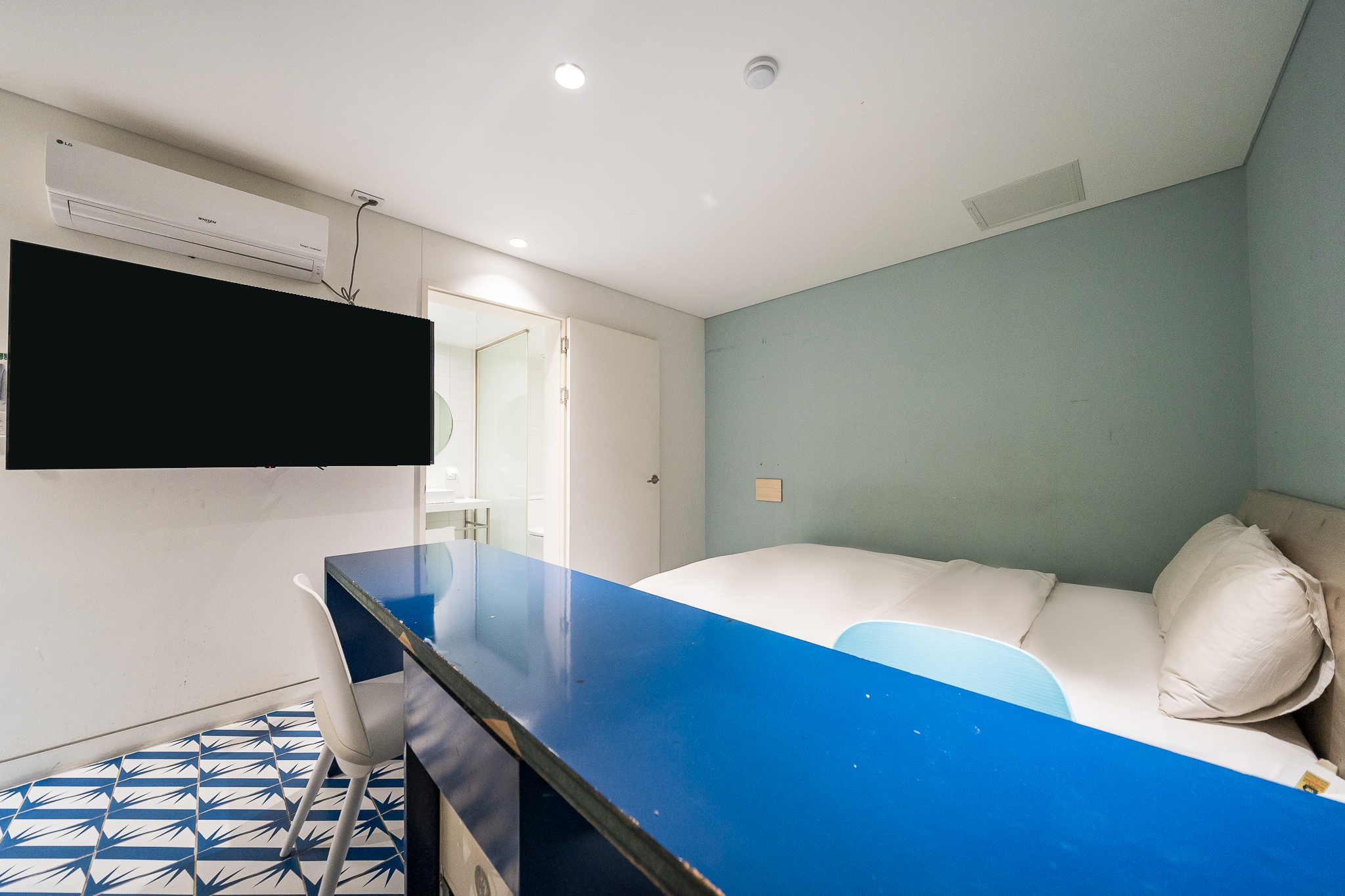 room detail thumbnail 2