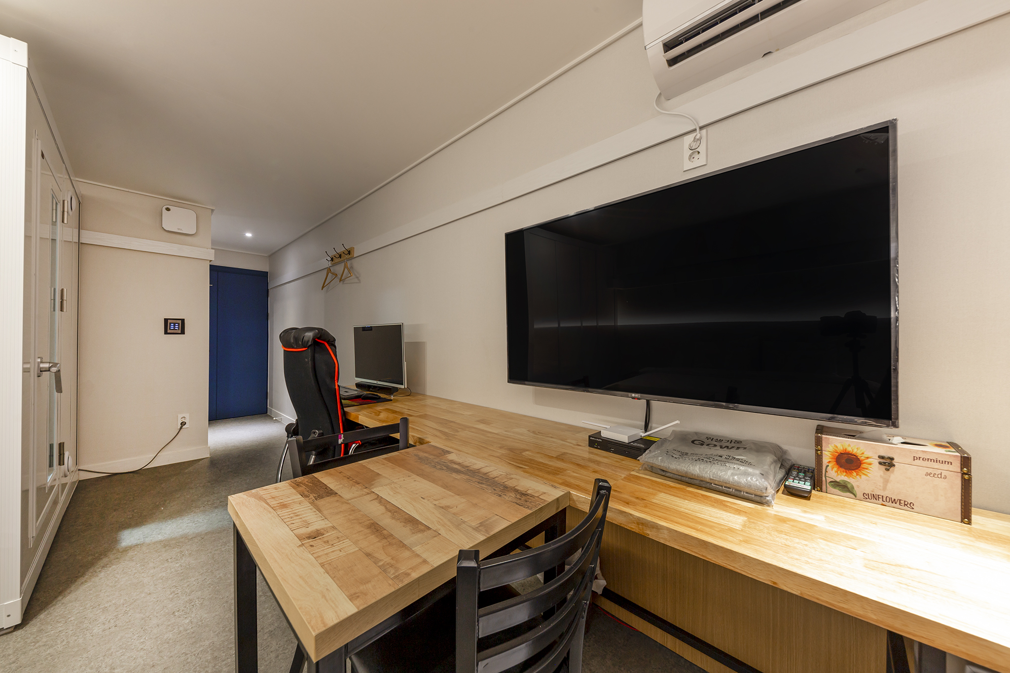 room detail thumbnail 1