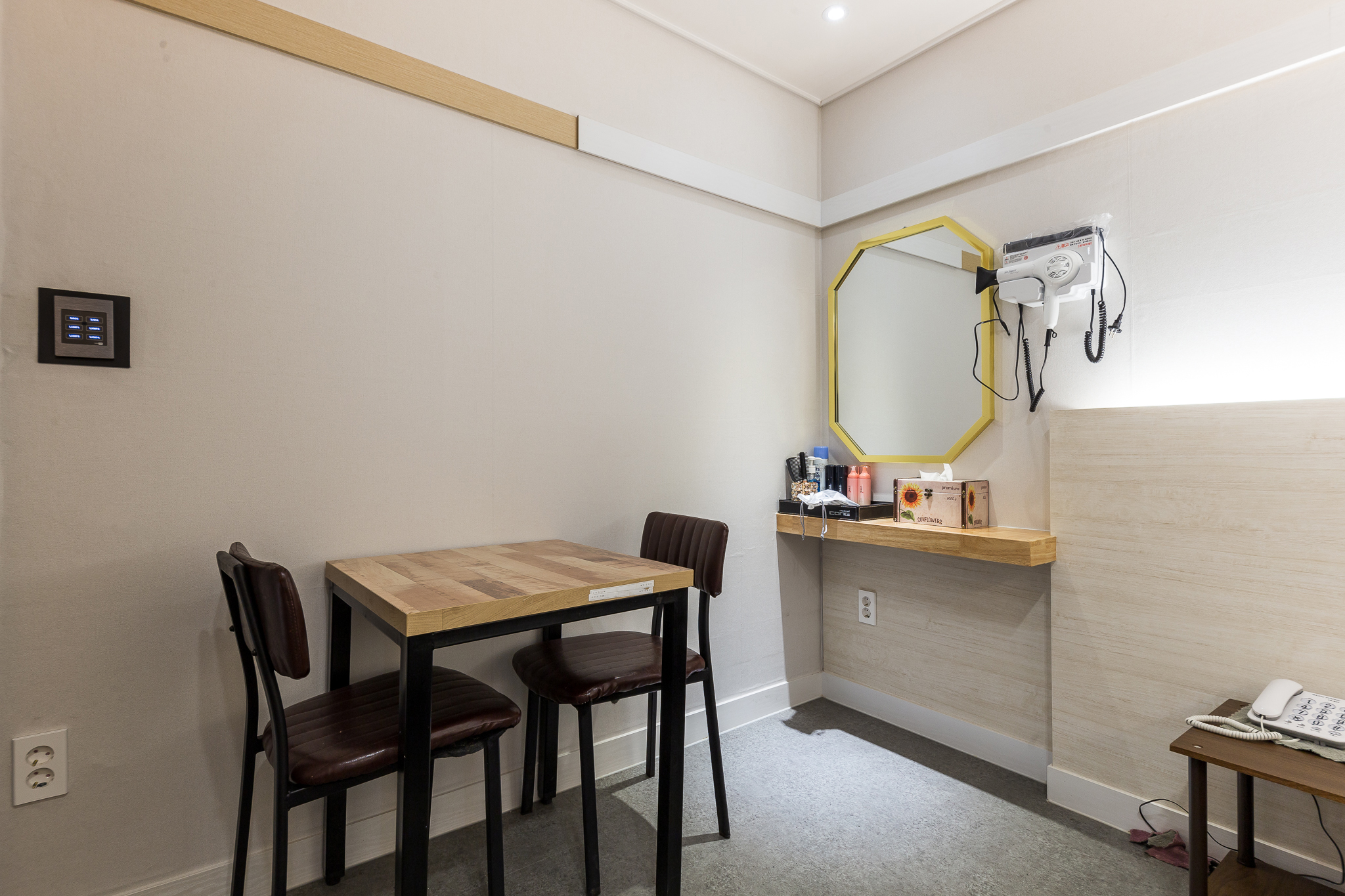 room detail thumbnail 2