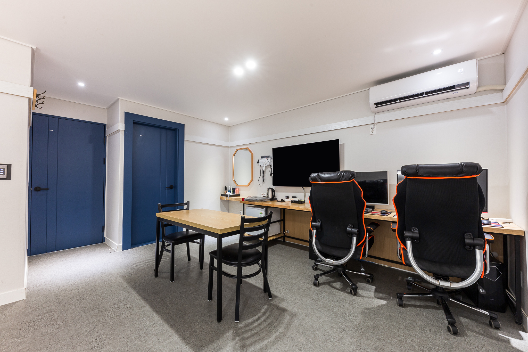 room detail thumbnail 2