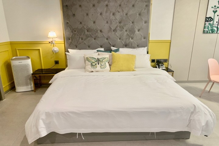 room detail thumbnail 2