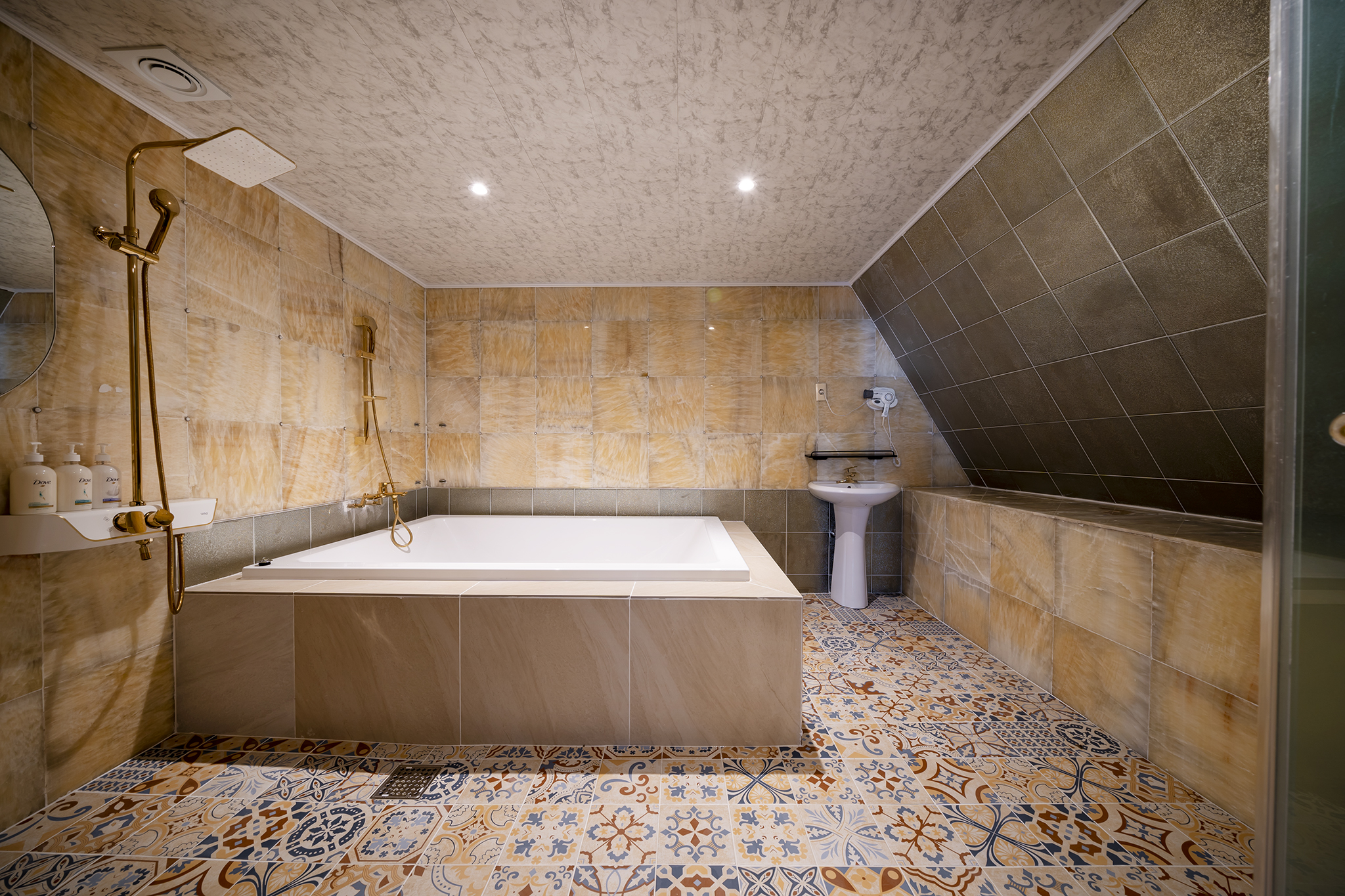 room detail thumbnail 2