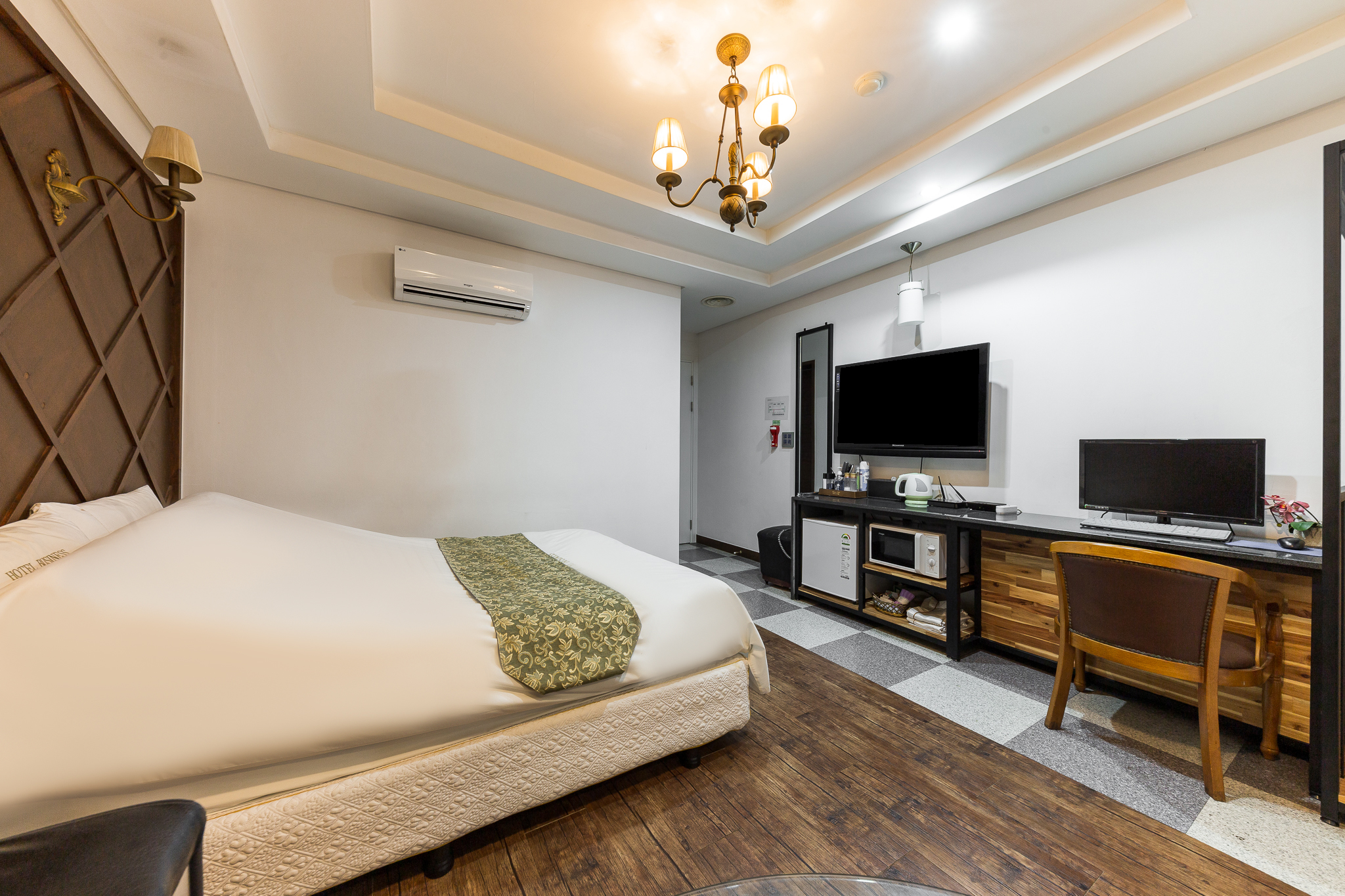room detail thumbnail 2