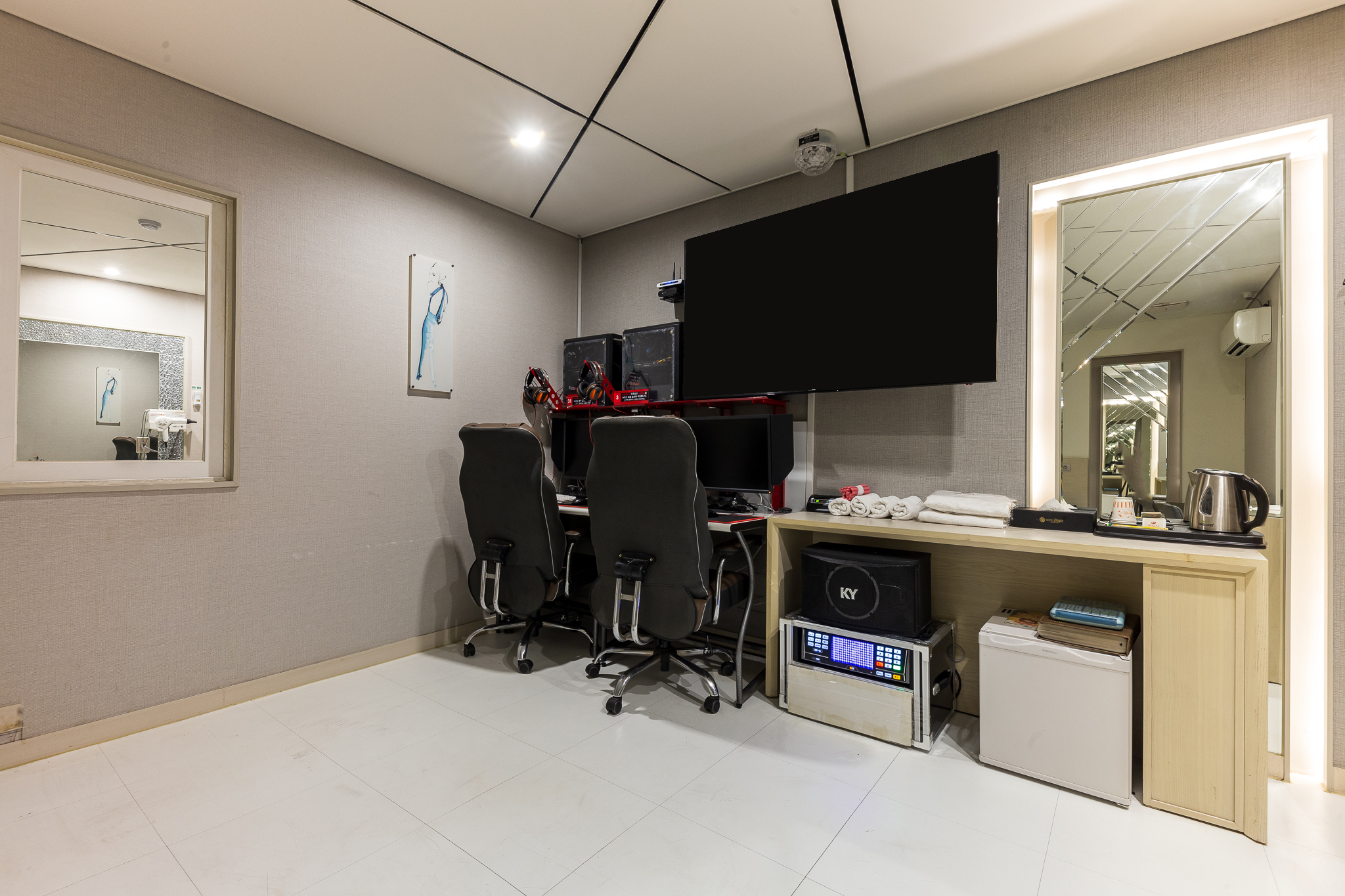 room detail thumbnail 2