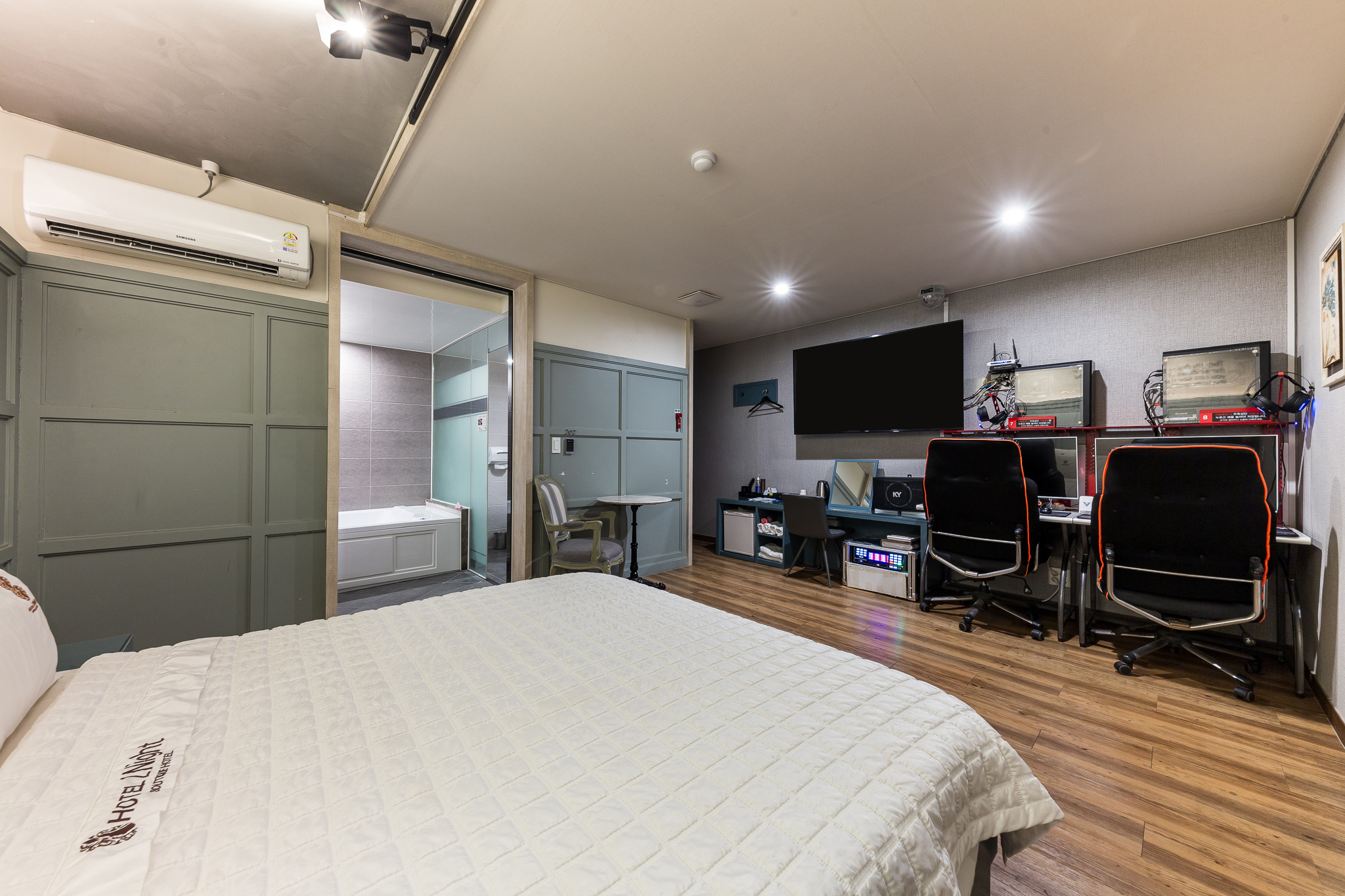 room detail thumbnail 1