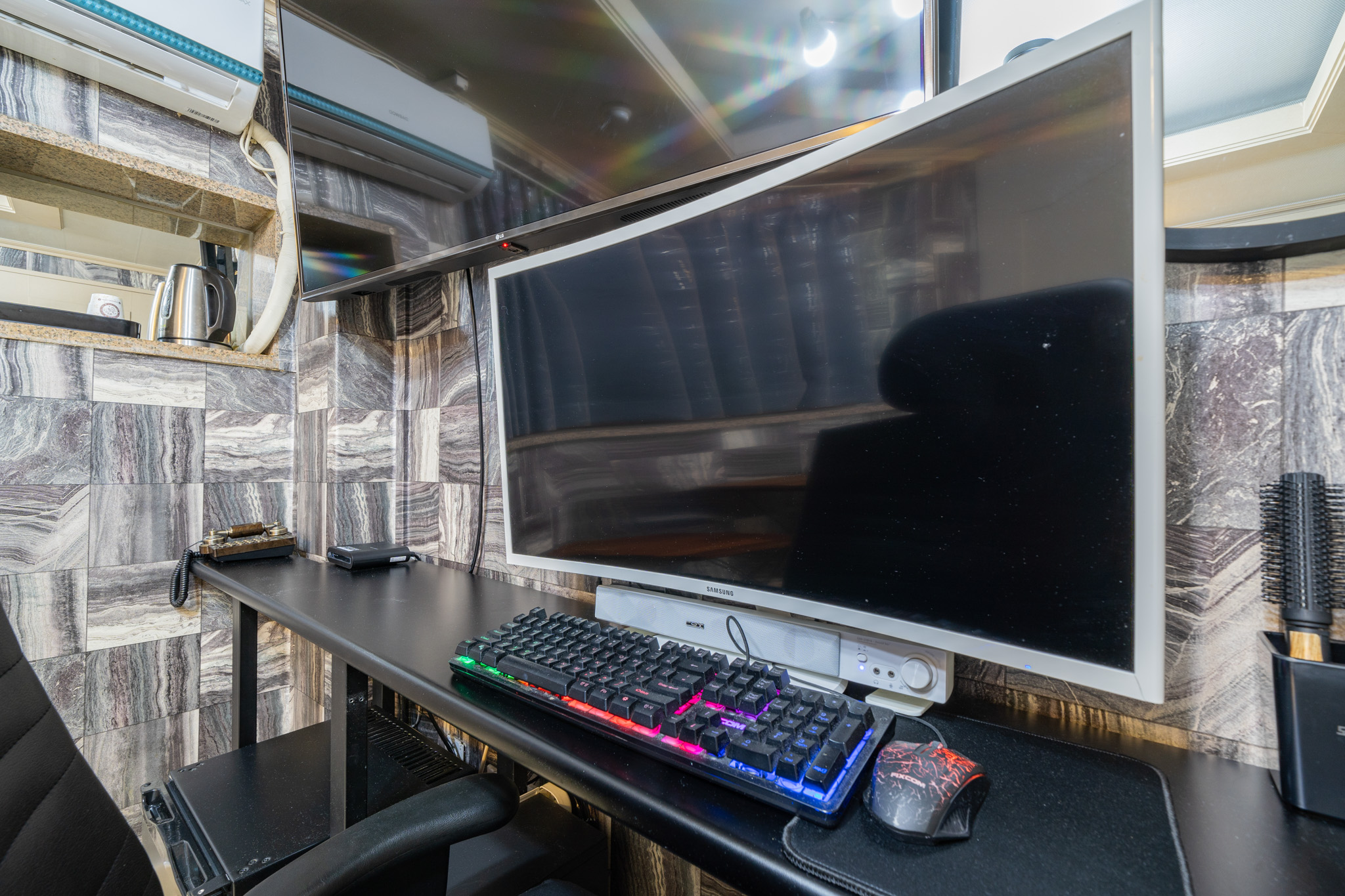 더블룸 늦은입실 - 주차불가(LOL,베그 가능 1PC, 넷플릭스 무료시청 가능, 55인치대형TV)