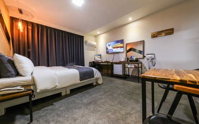 room detail thumbnail 2
