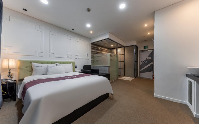 room detail thumbnail 1