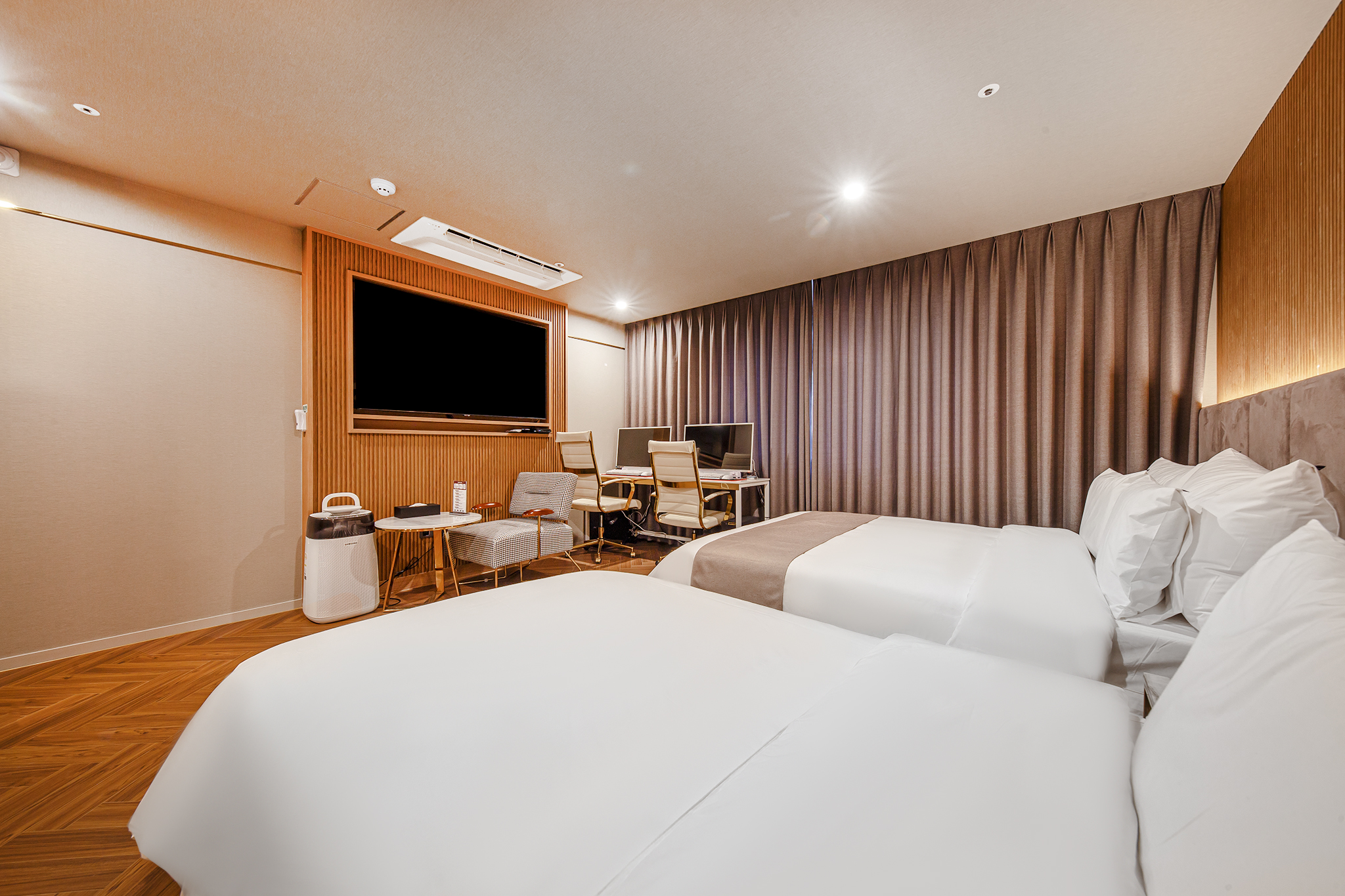 room detail thumbnail 2