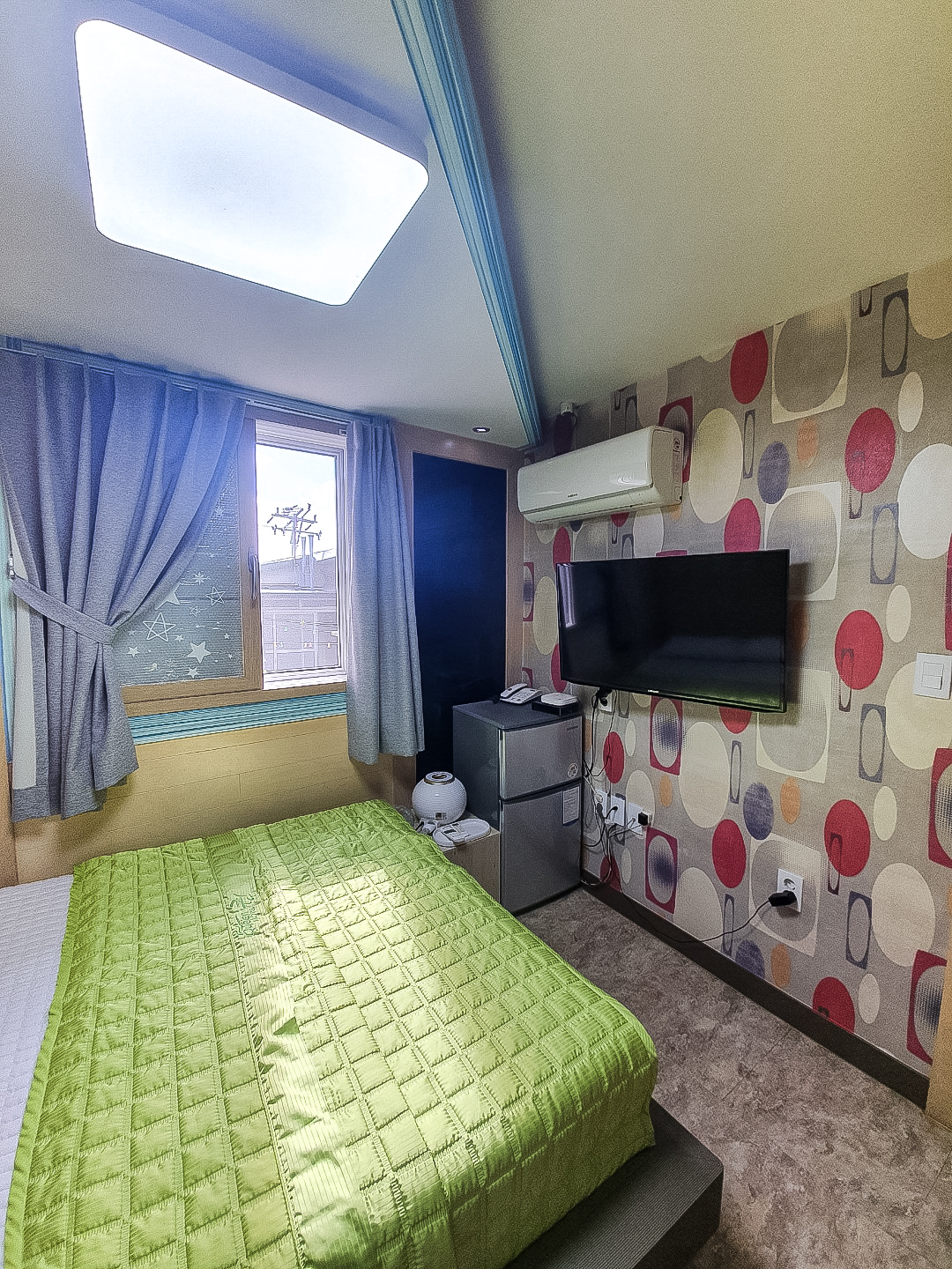 room detail thumbnail 1