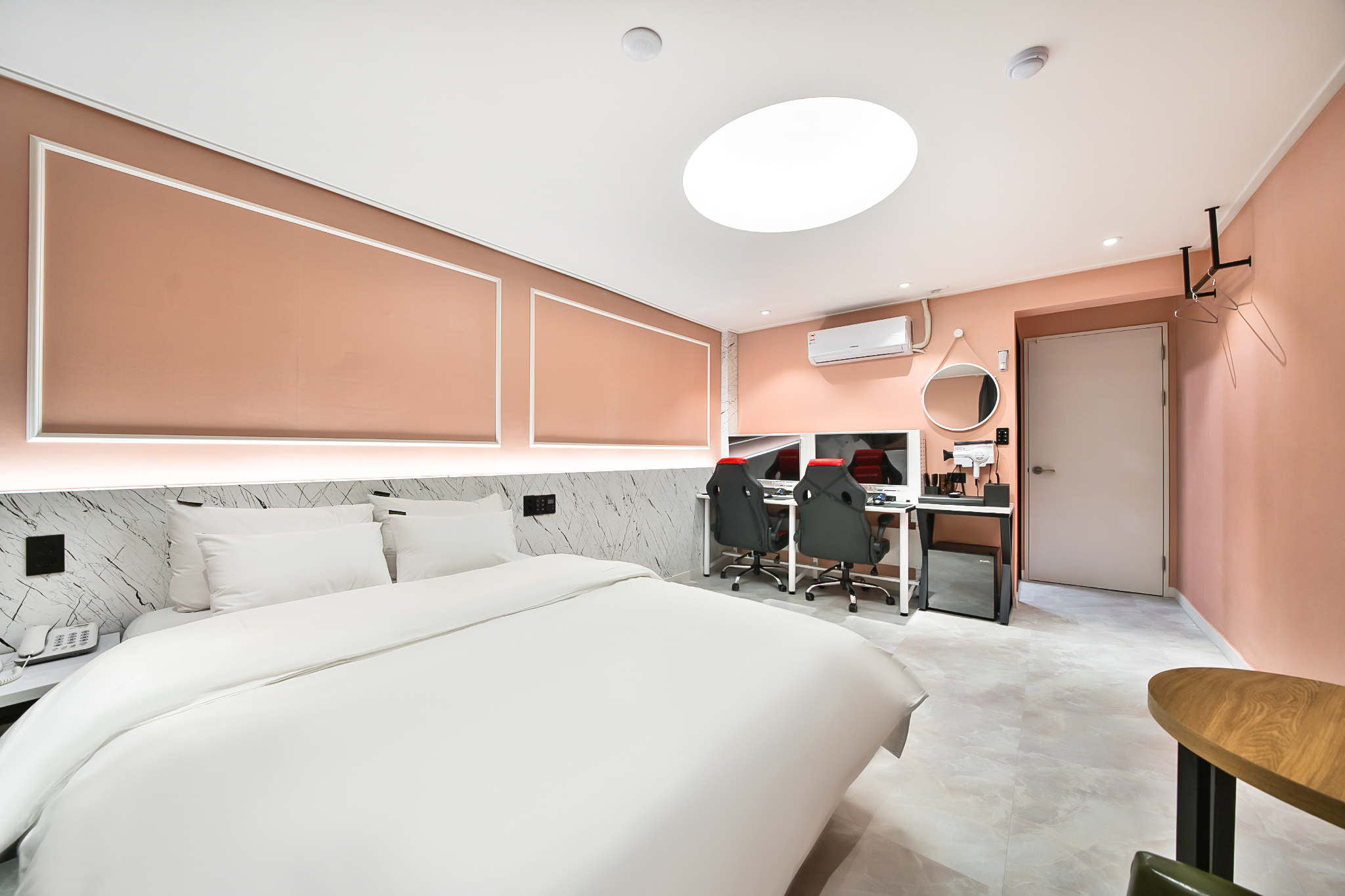 room detail thumbnail 2