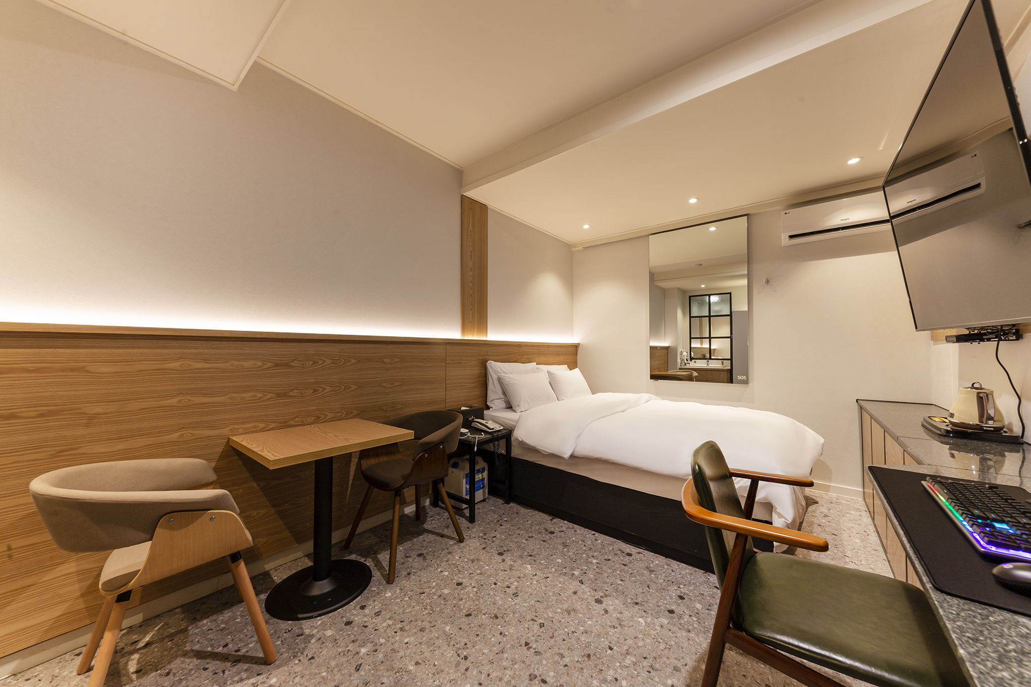 room detail thumbnail 1