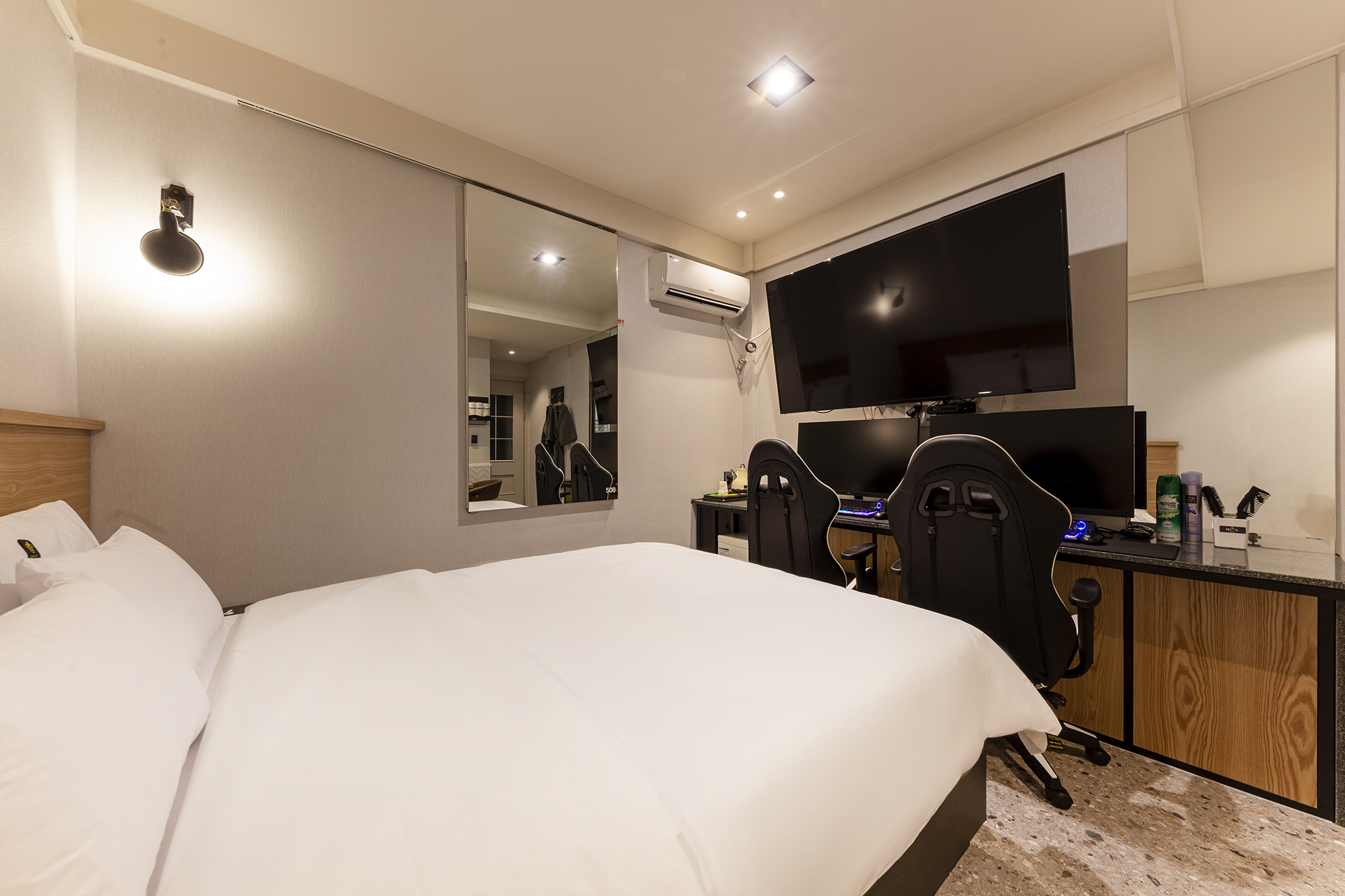 room detail thumbnail 1