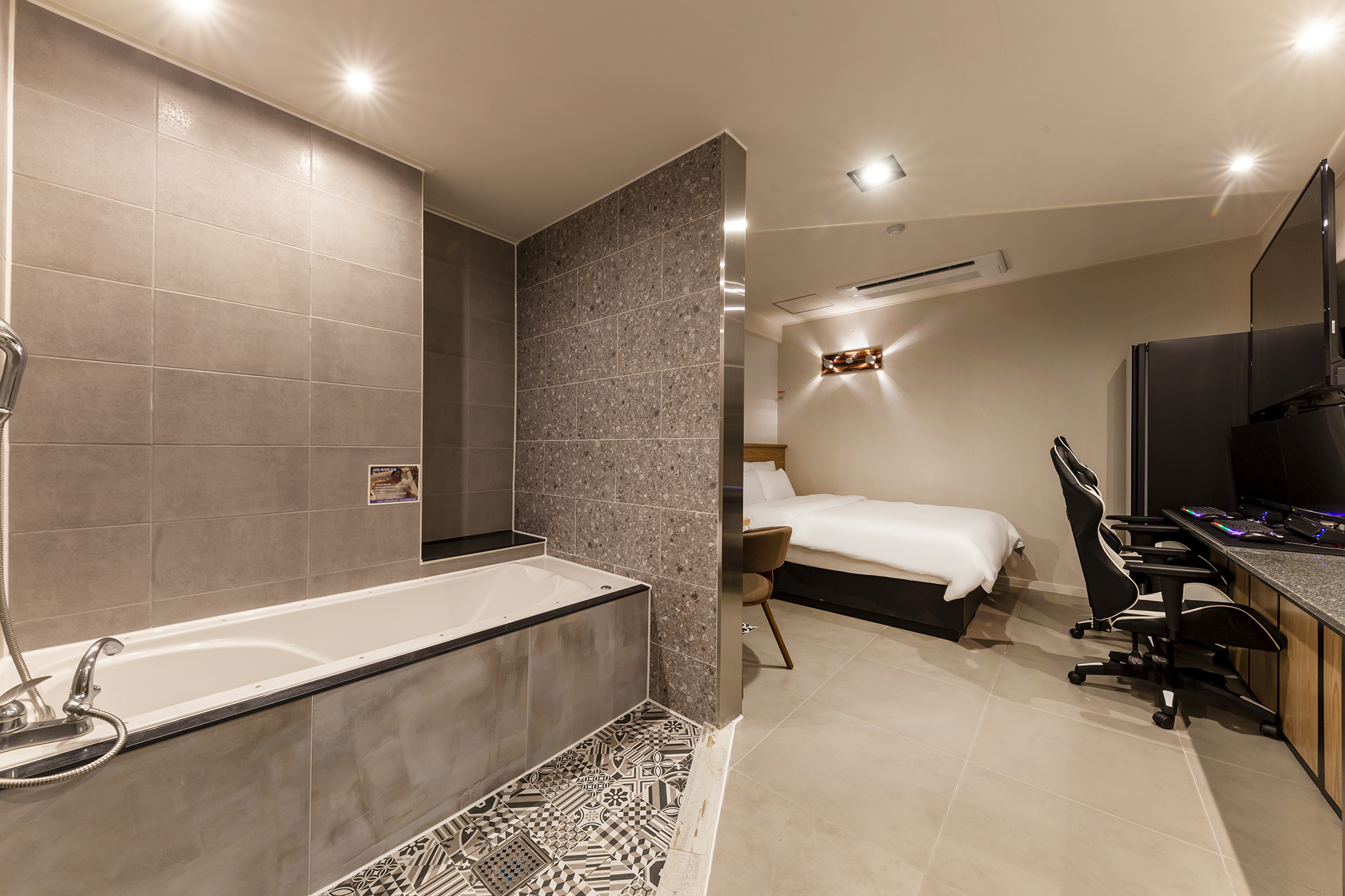 room detail thumbnail 2