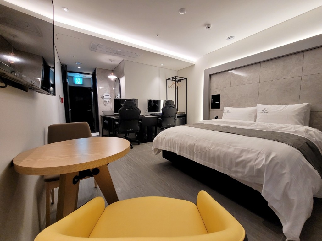 room detail thumbnail 2