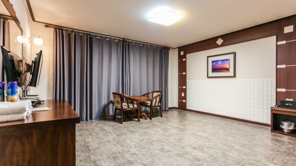 https://yaimg.yanolja.com/v5/2022/08/23/18/630522ac89e3f8.77831916.jpg