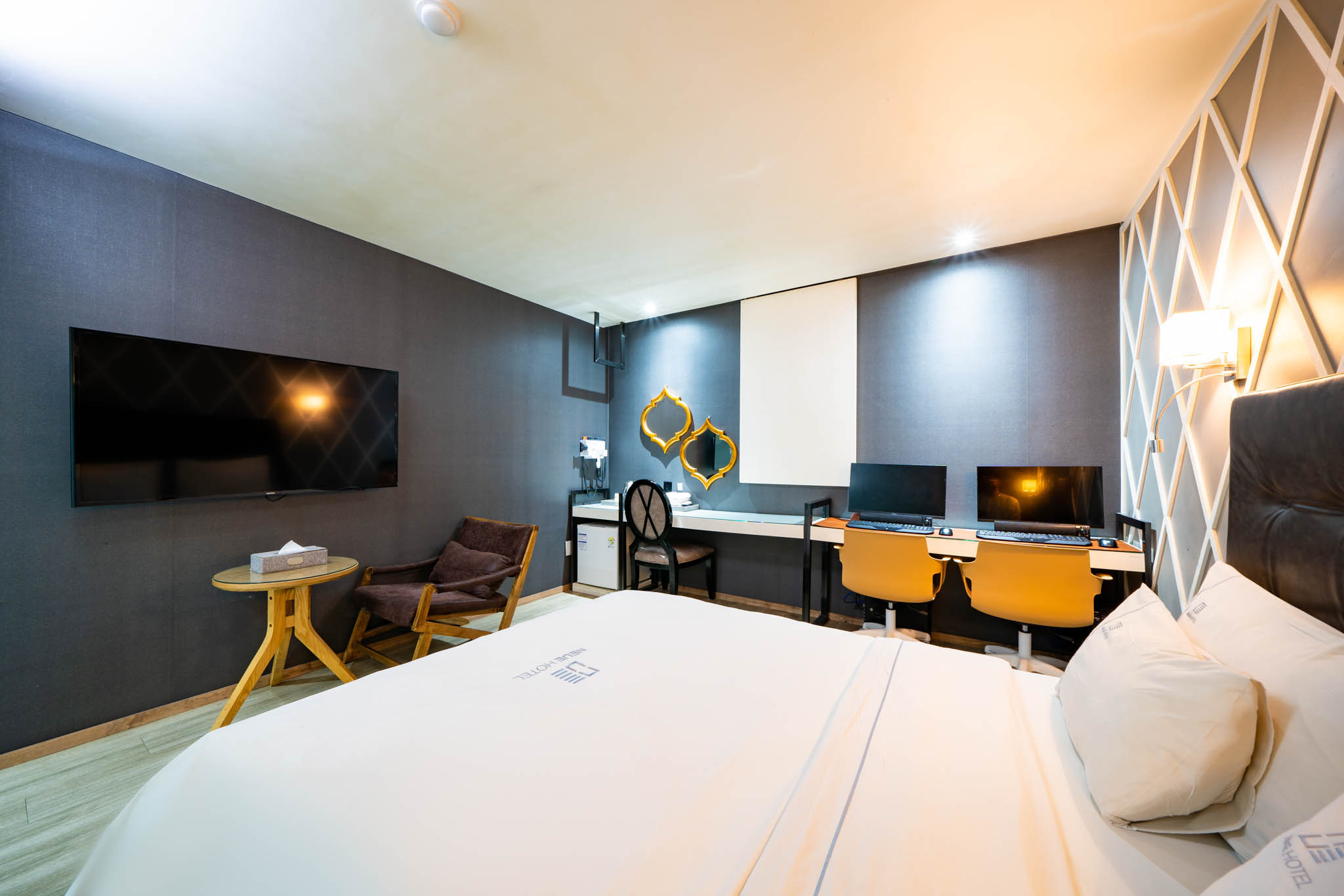 room detail thumbnail 1