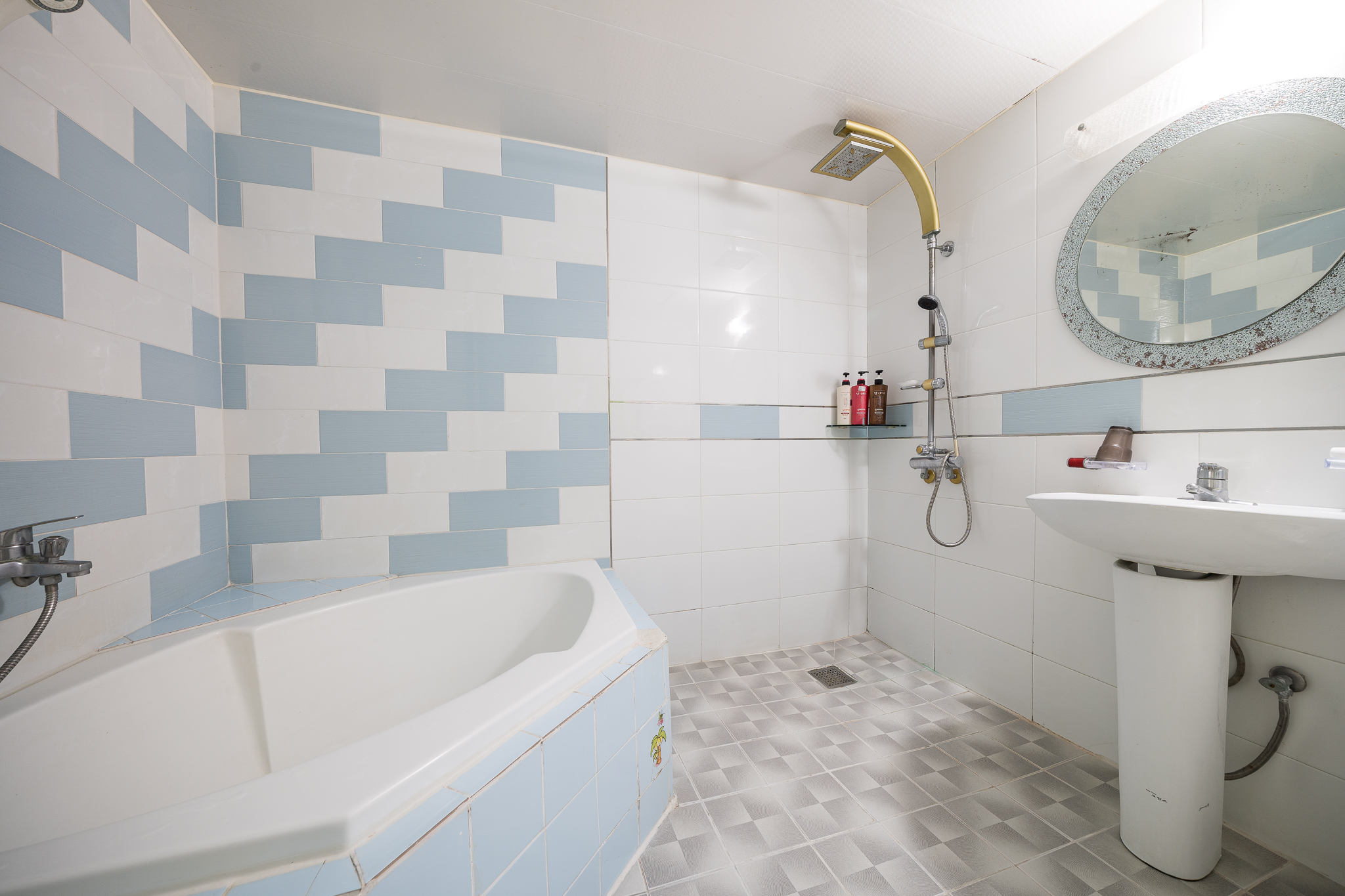 room detail thumbnail 2
