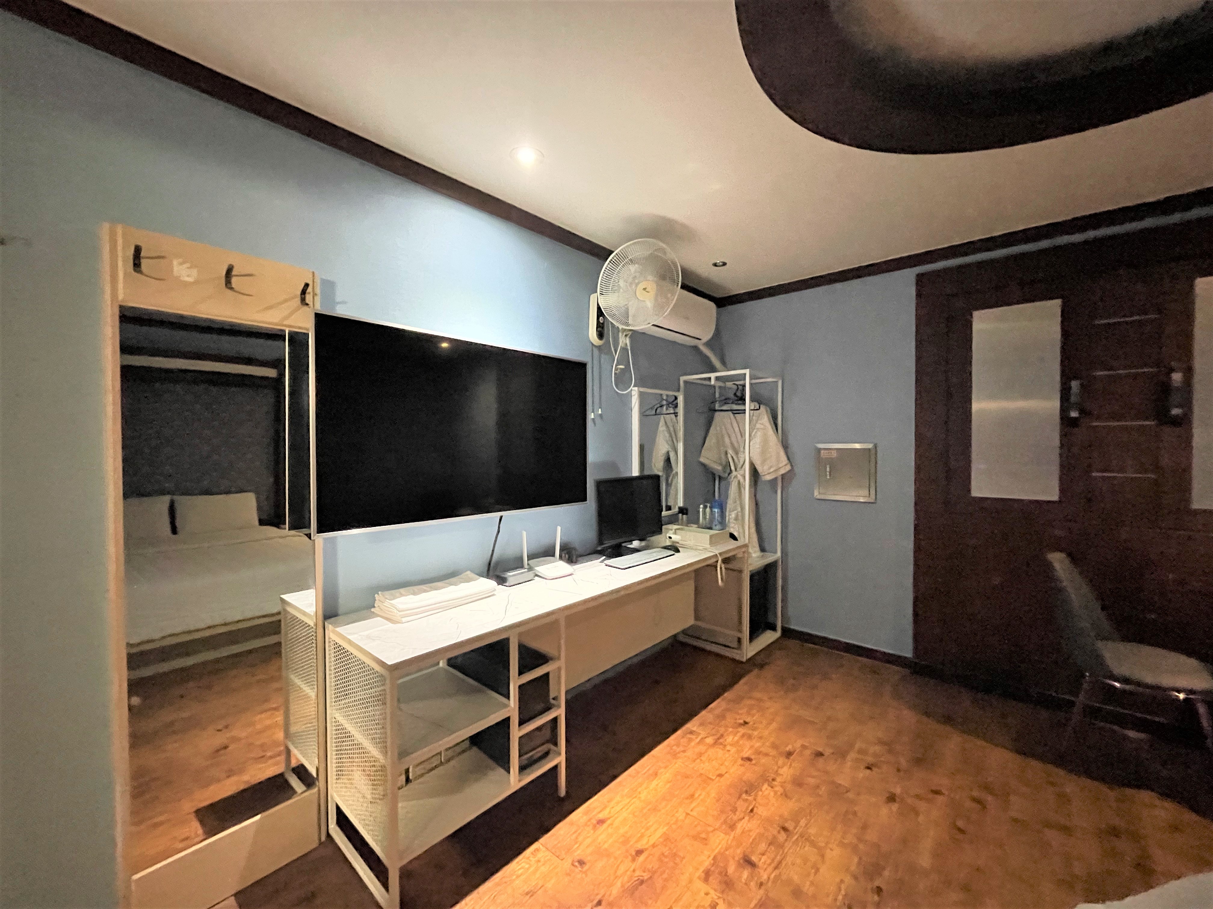 room detail thumbnail 2