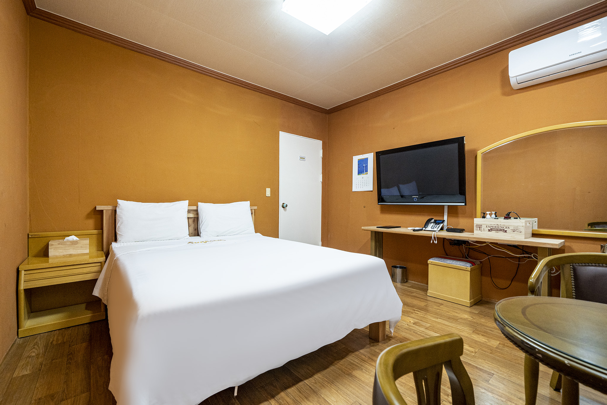 room detail thumbnail 2