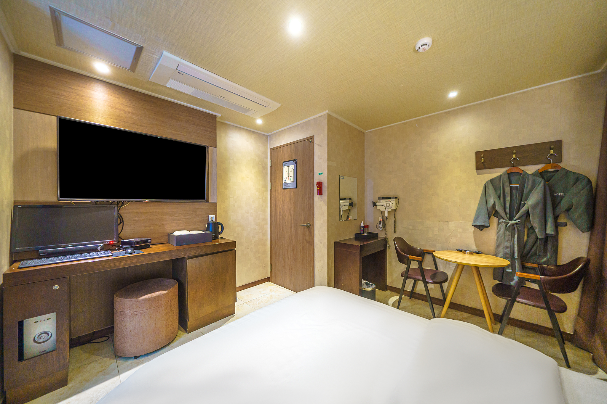 room detail thumbnail 2