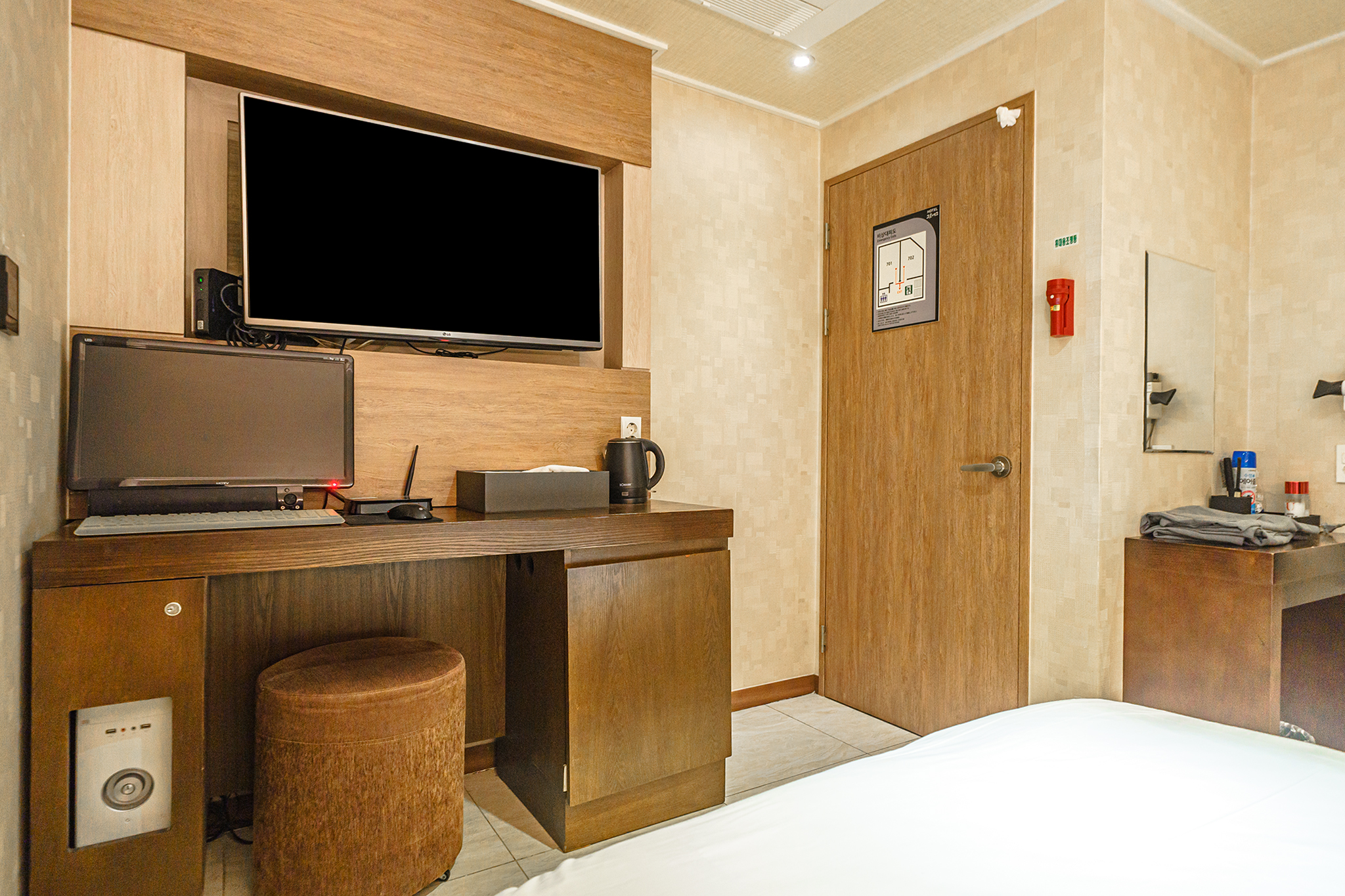 room detail thumbnail 2