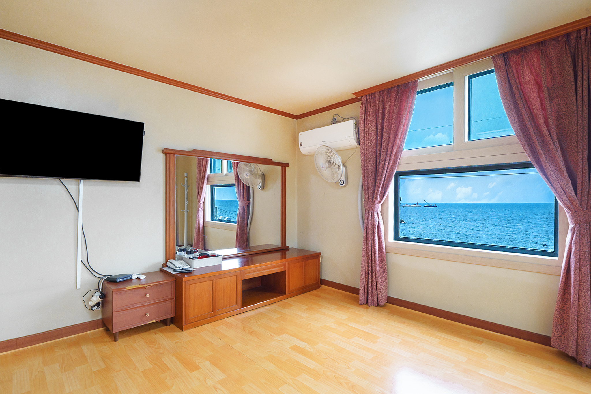room detail thumbnail 2