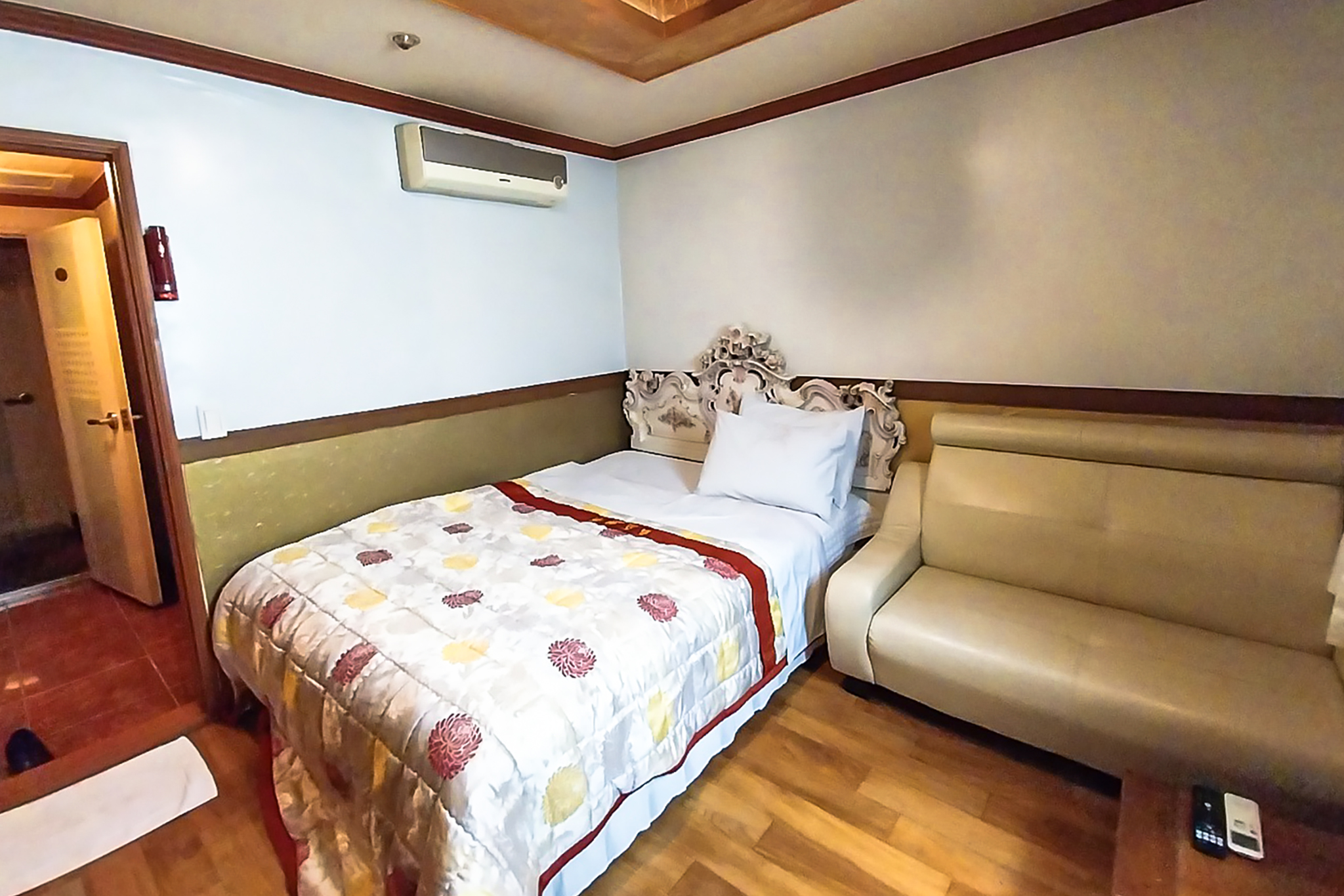 room detail thumbnail 2