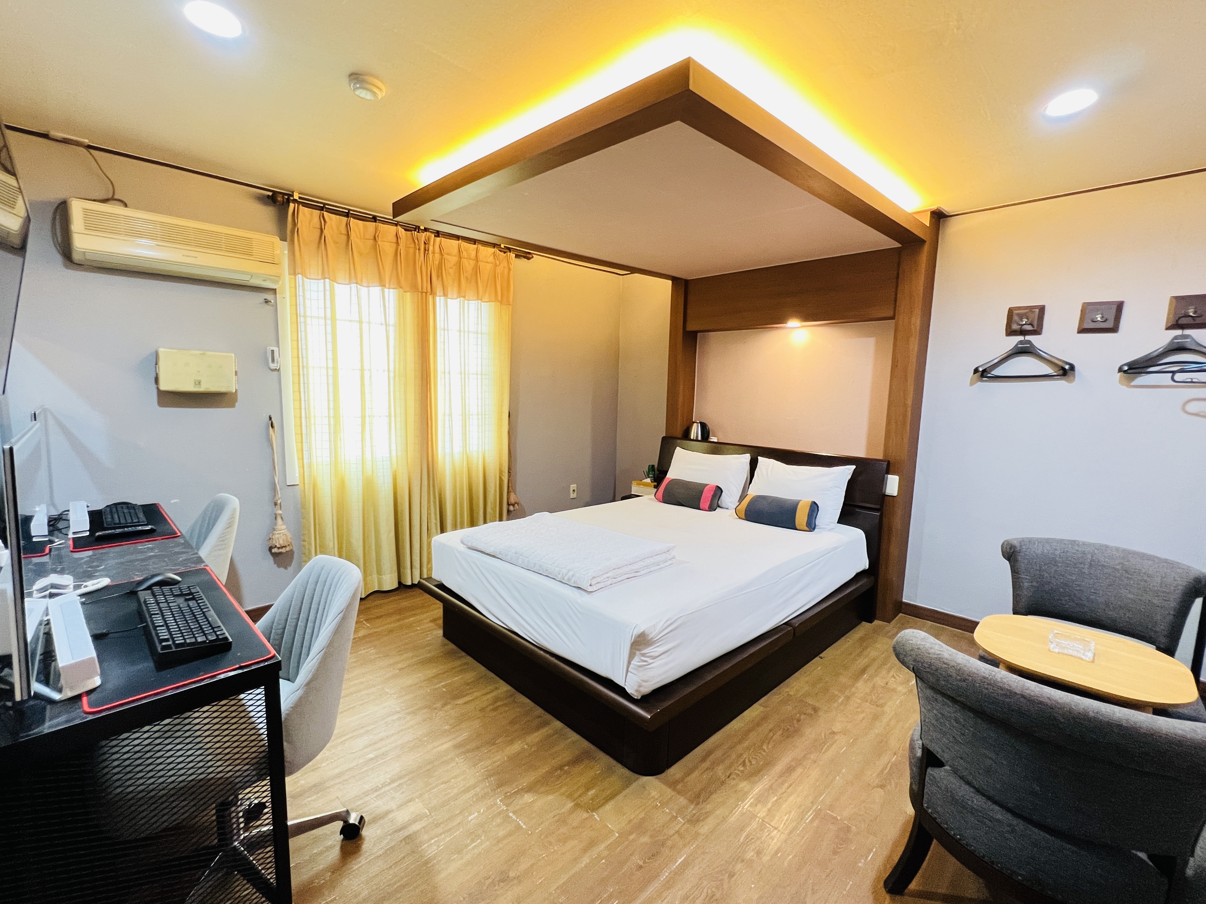 room detail thumbnail 2