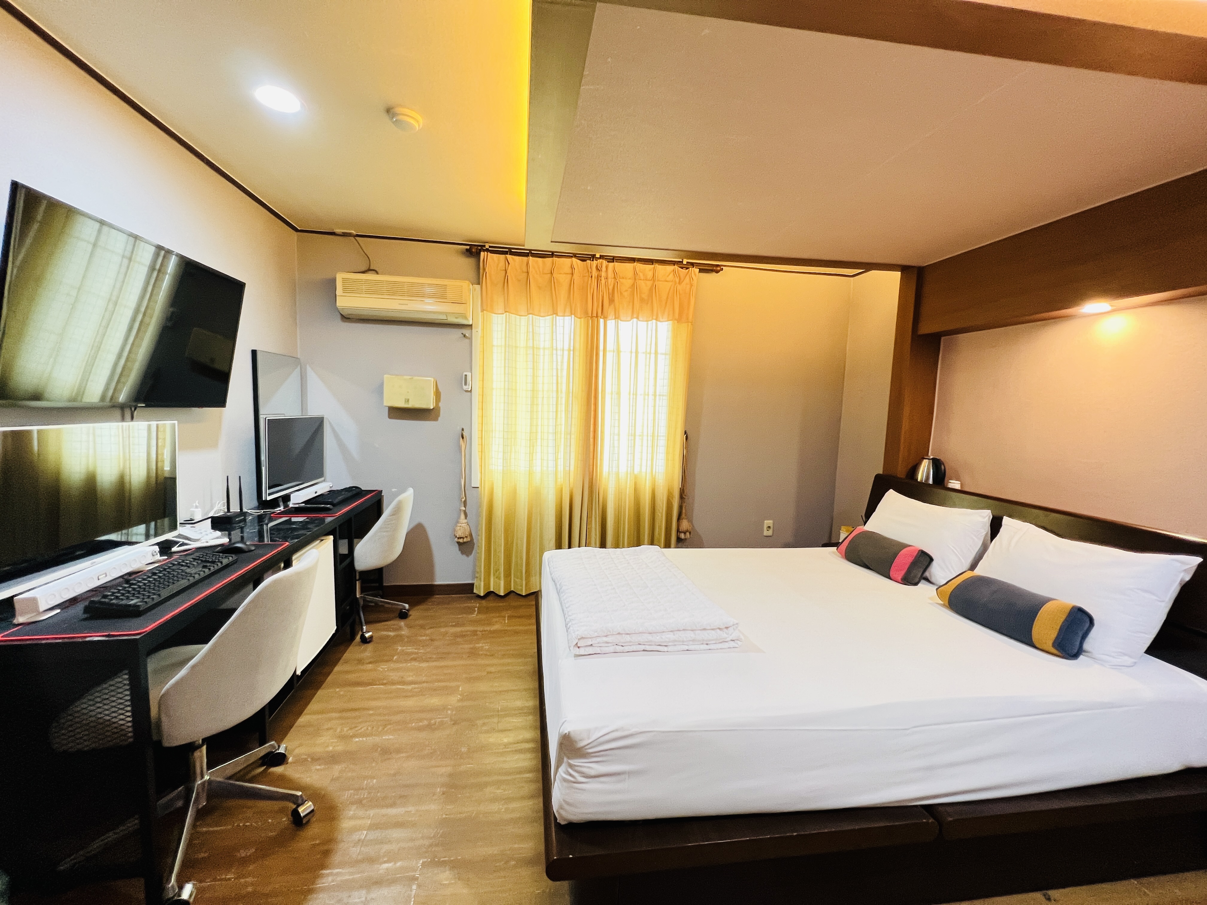 room detail thumbnail 1