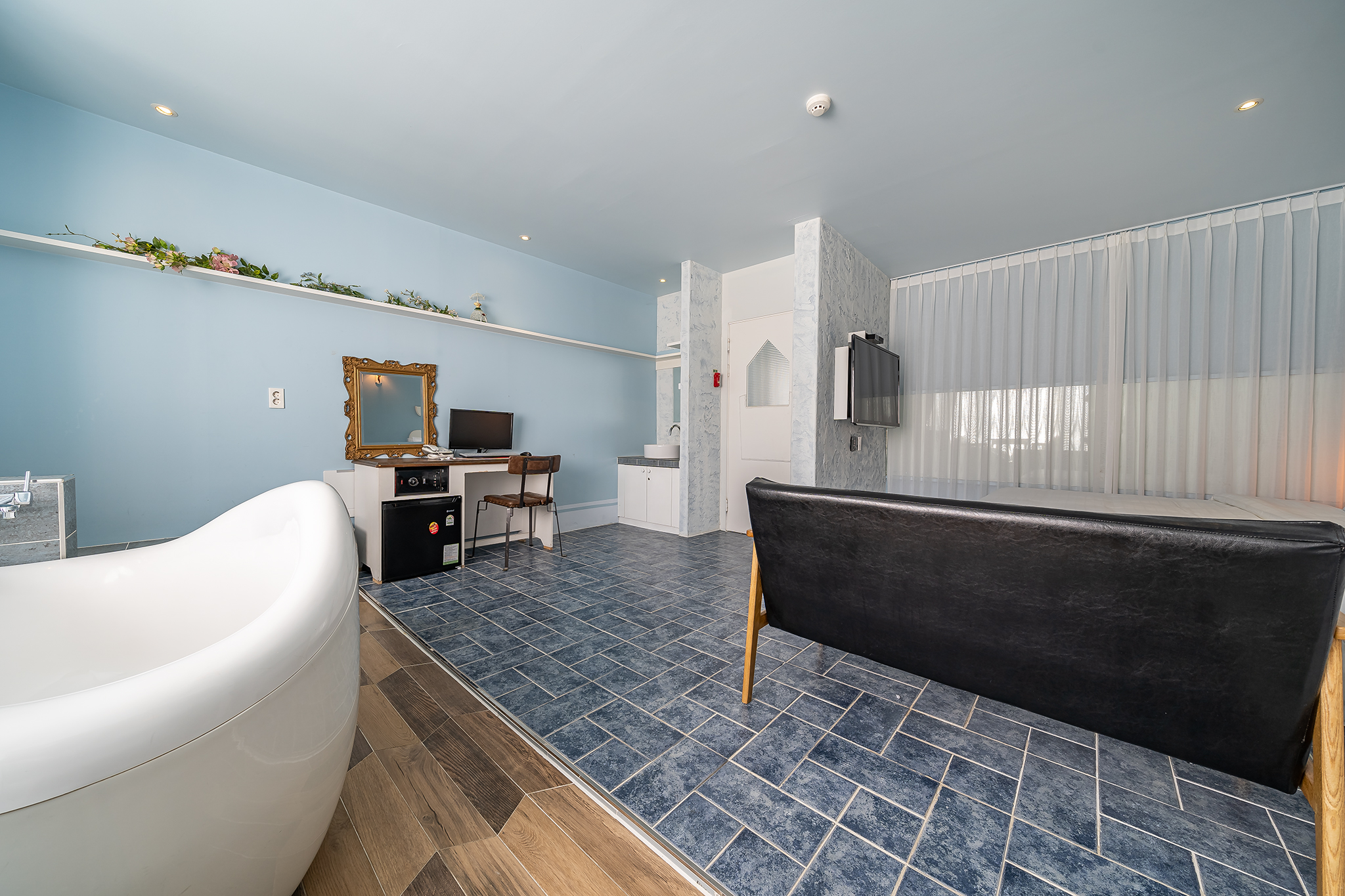 room detail thumbnail 2