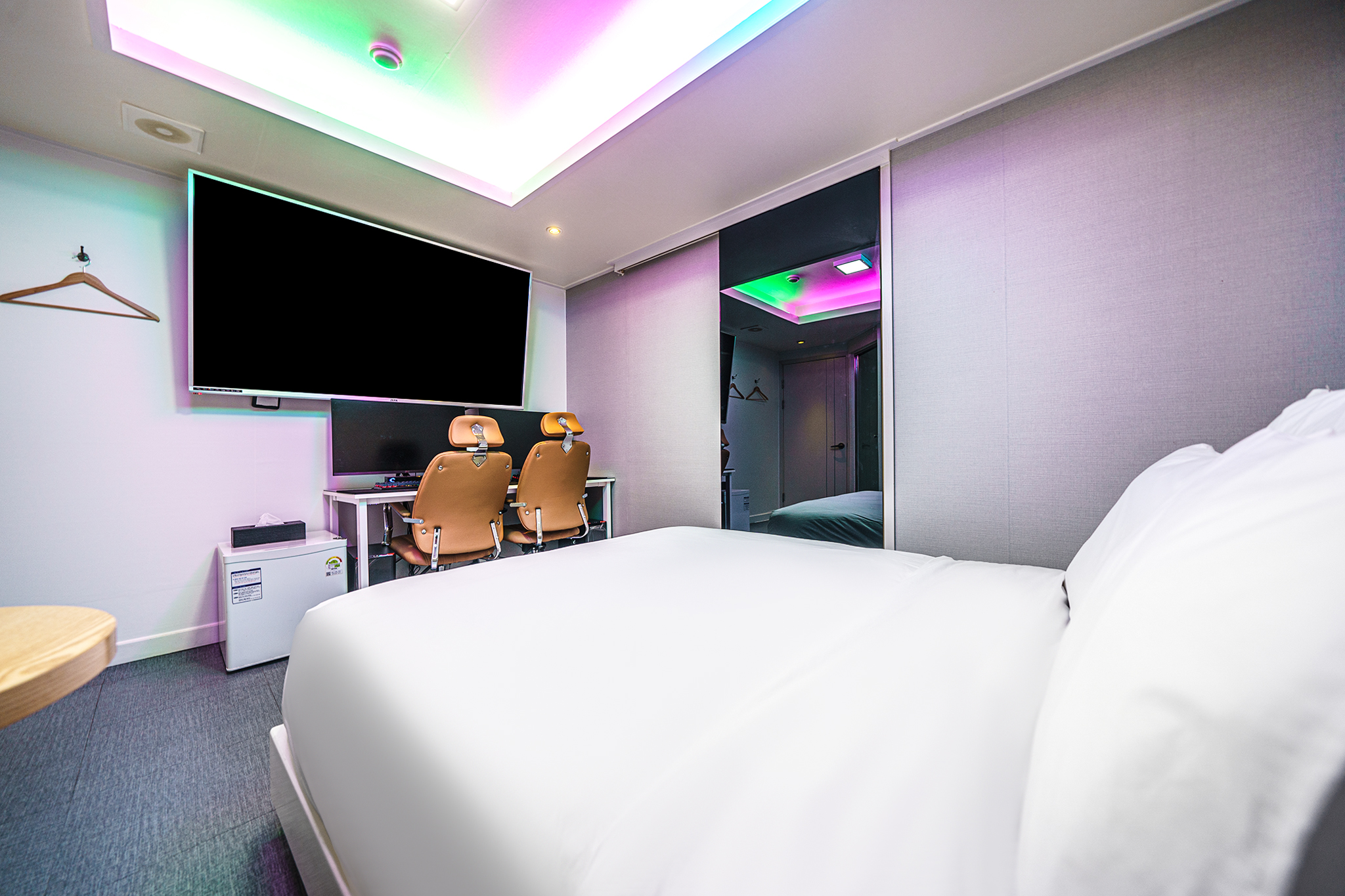 room detail thumbnail 2