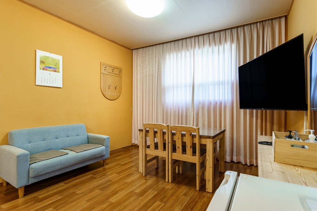 room detail thumbnail 2