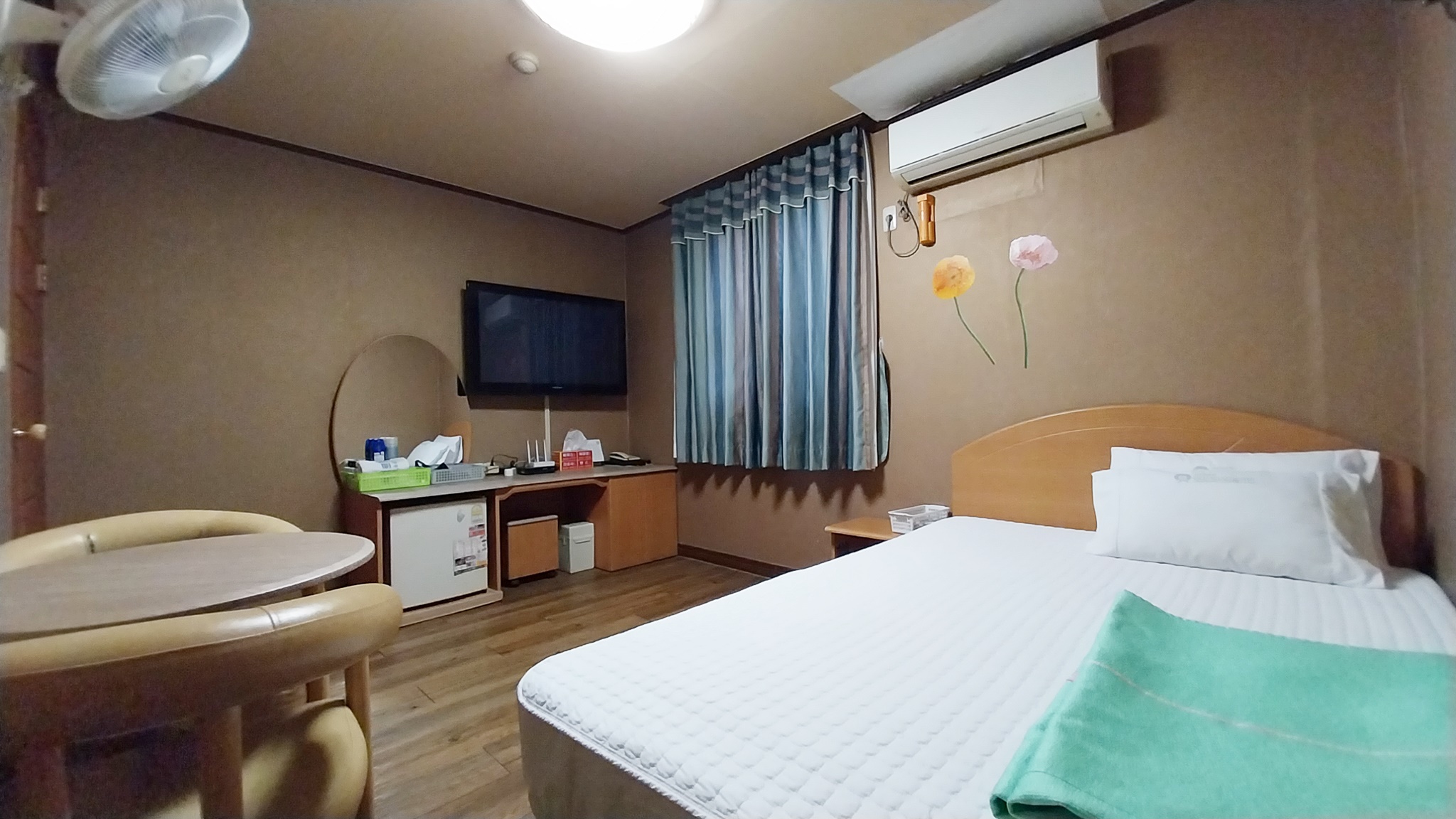 room detail thumbnail 1