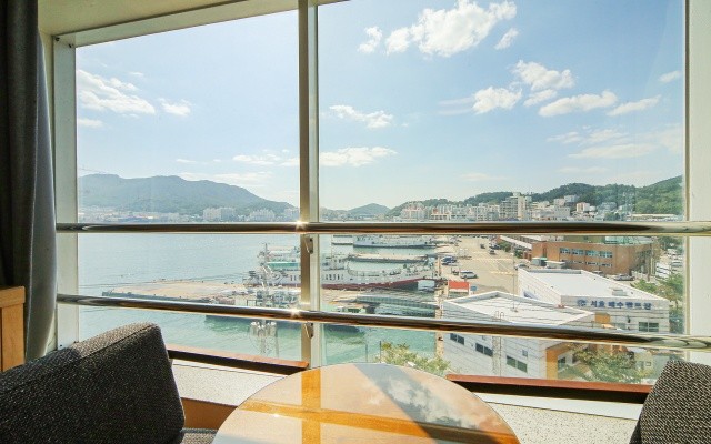 room detail thumbnail 1