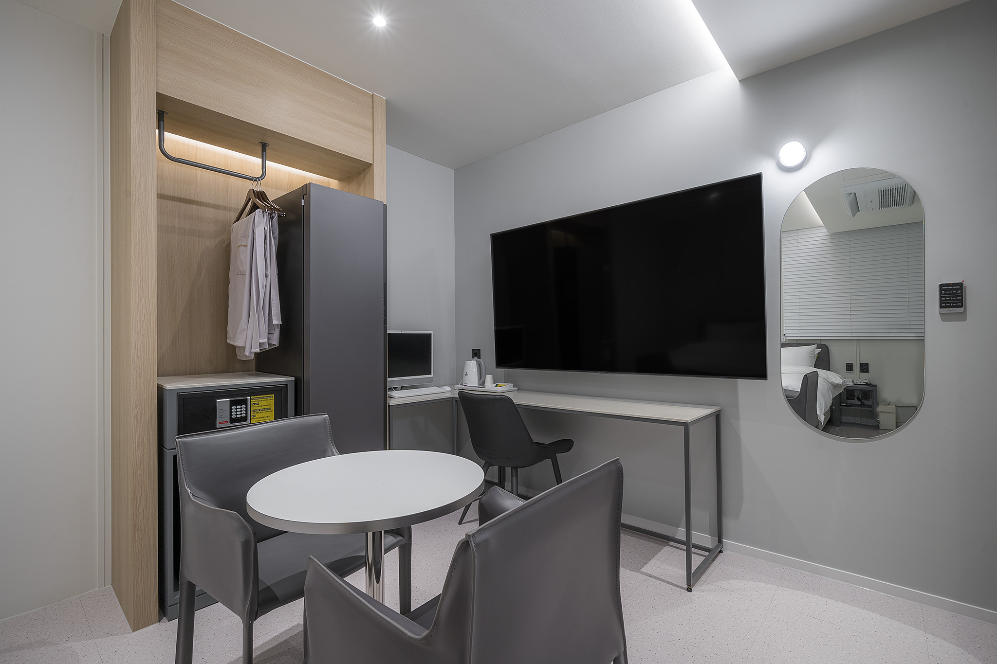 room detail thumbnail 2