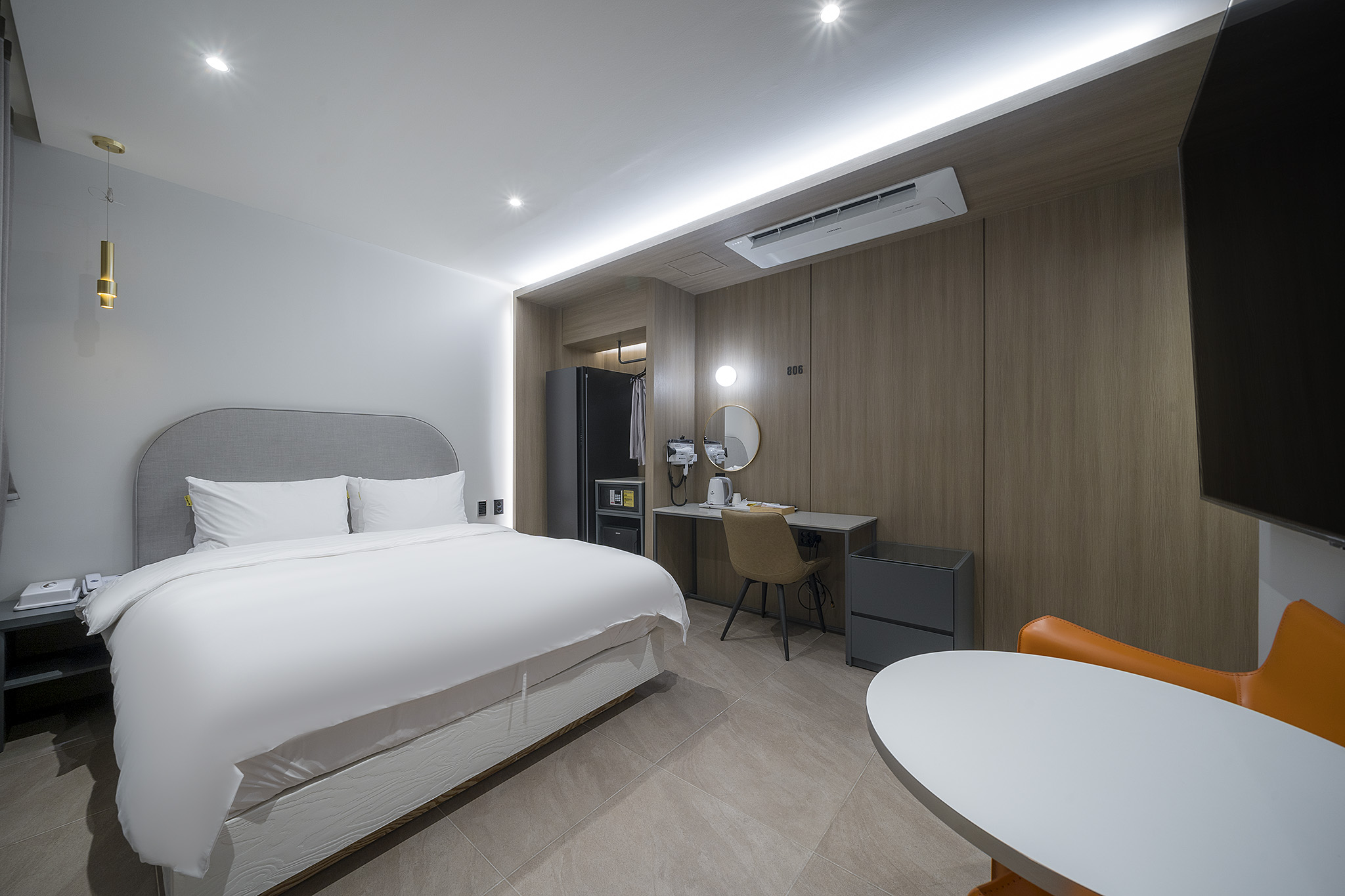 room detail thumbnail 2