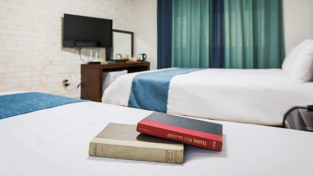 room detail thumbnail 2