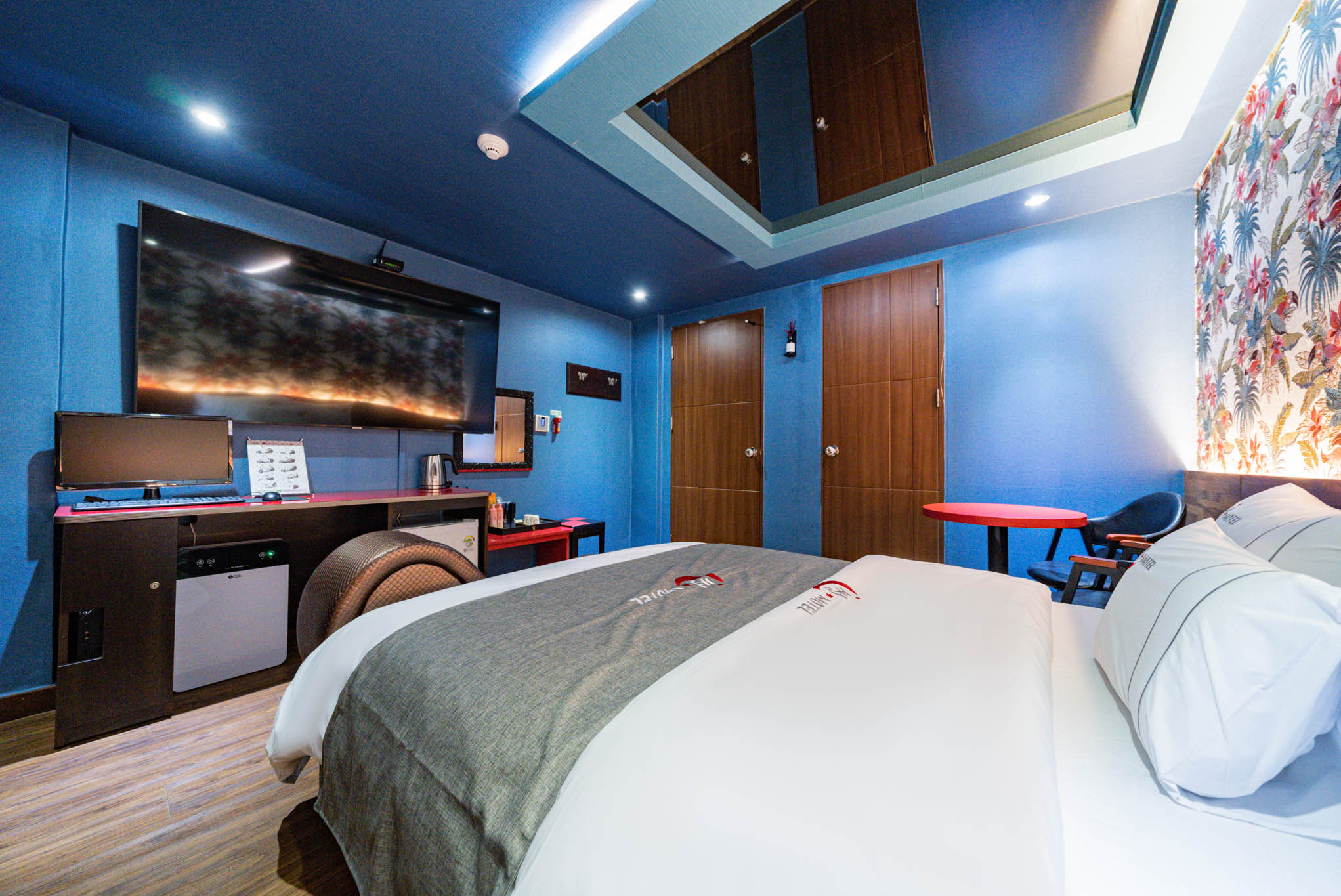 room detail thumbnail 2