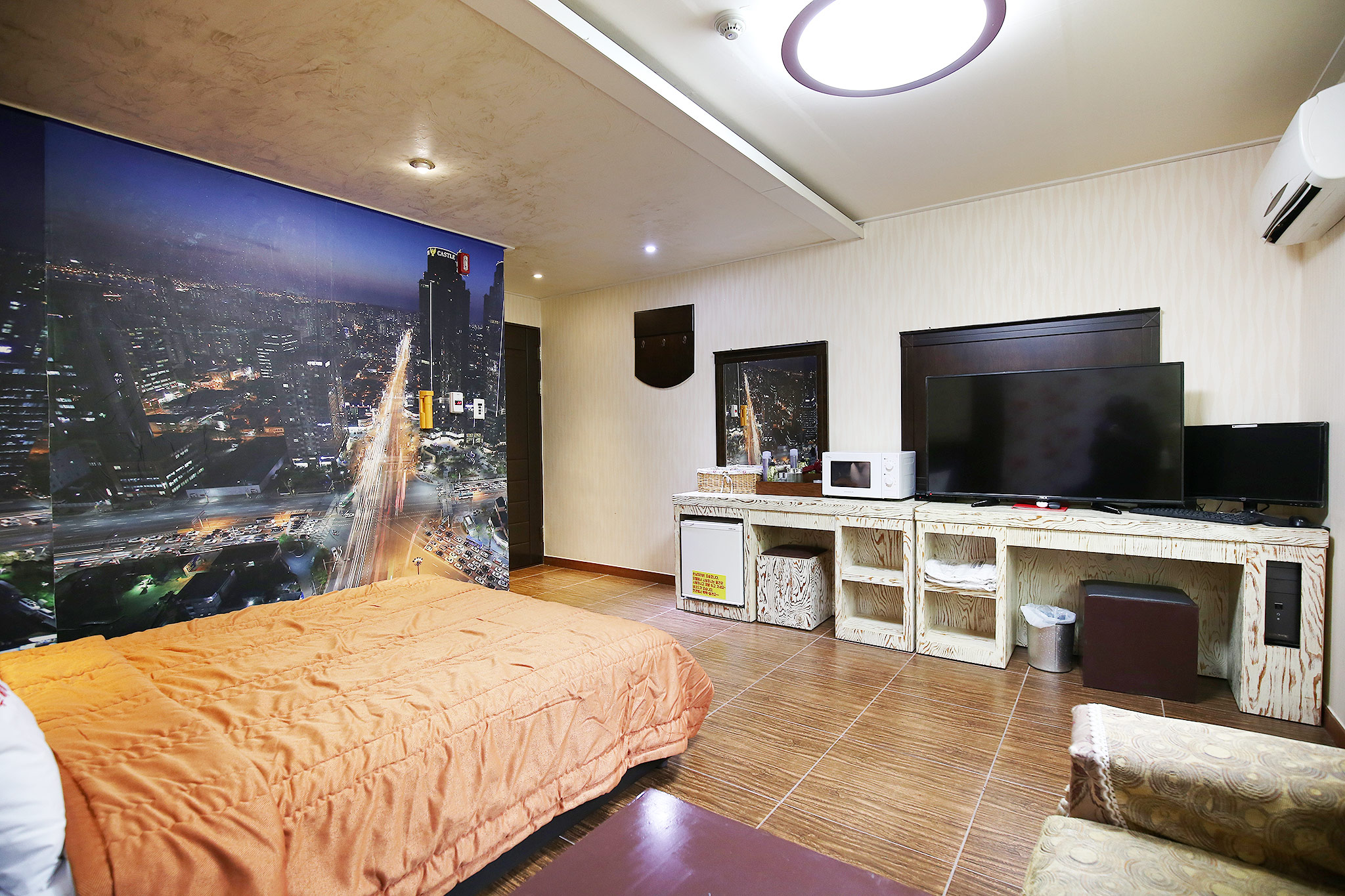 room detail thumbnail 2
