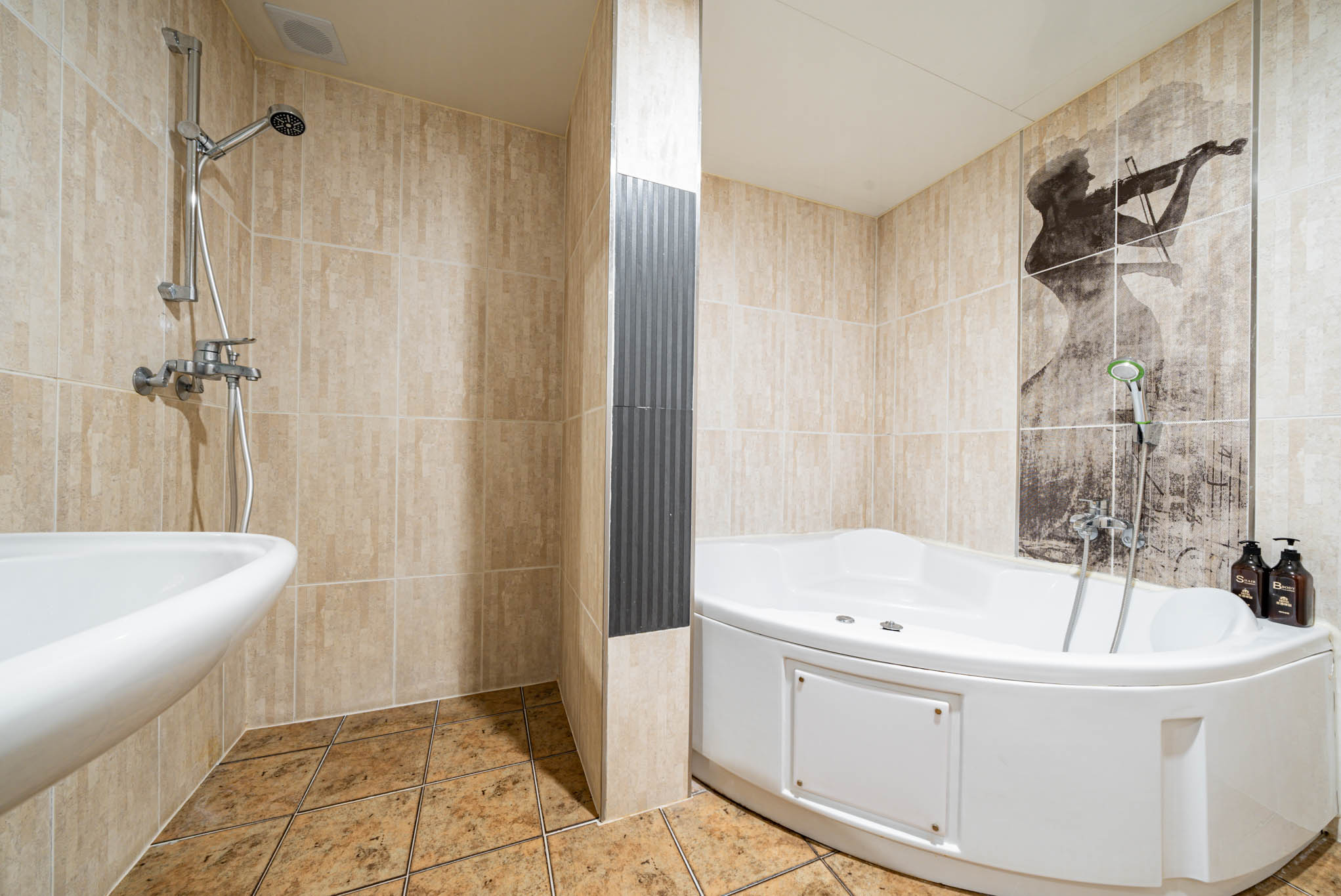 room detail thumbnail 2