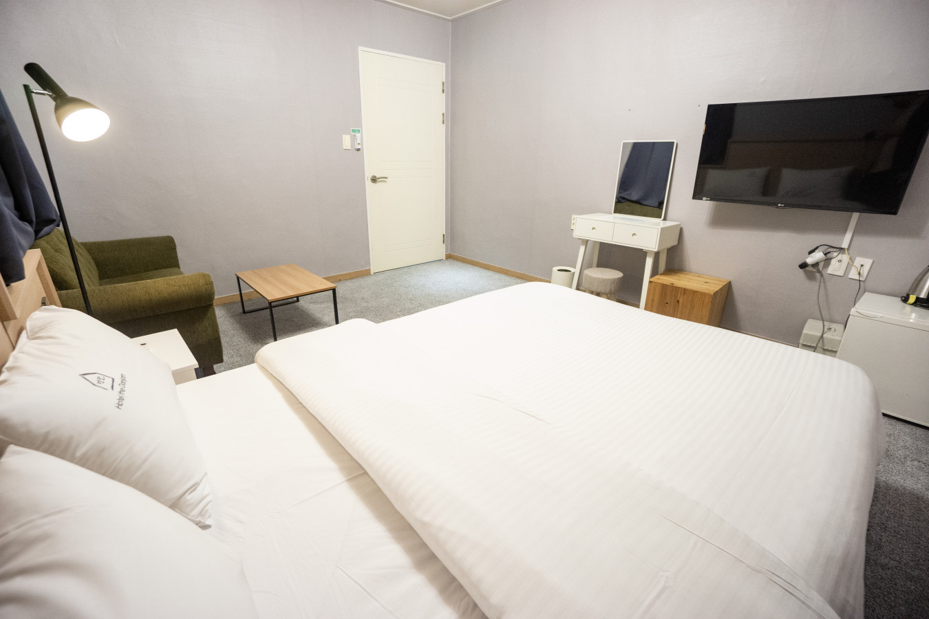 room detail thumbnail 2