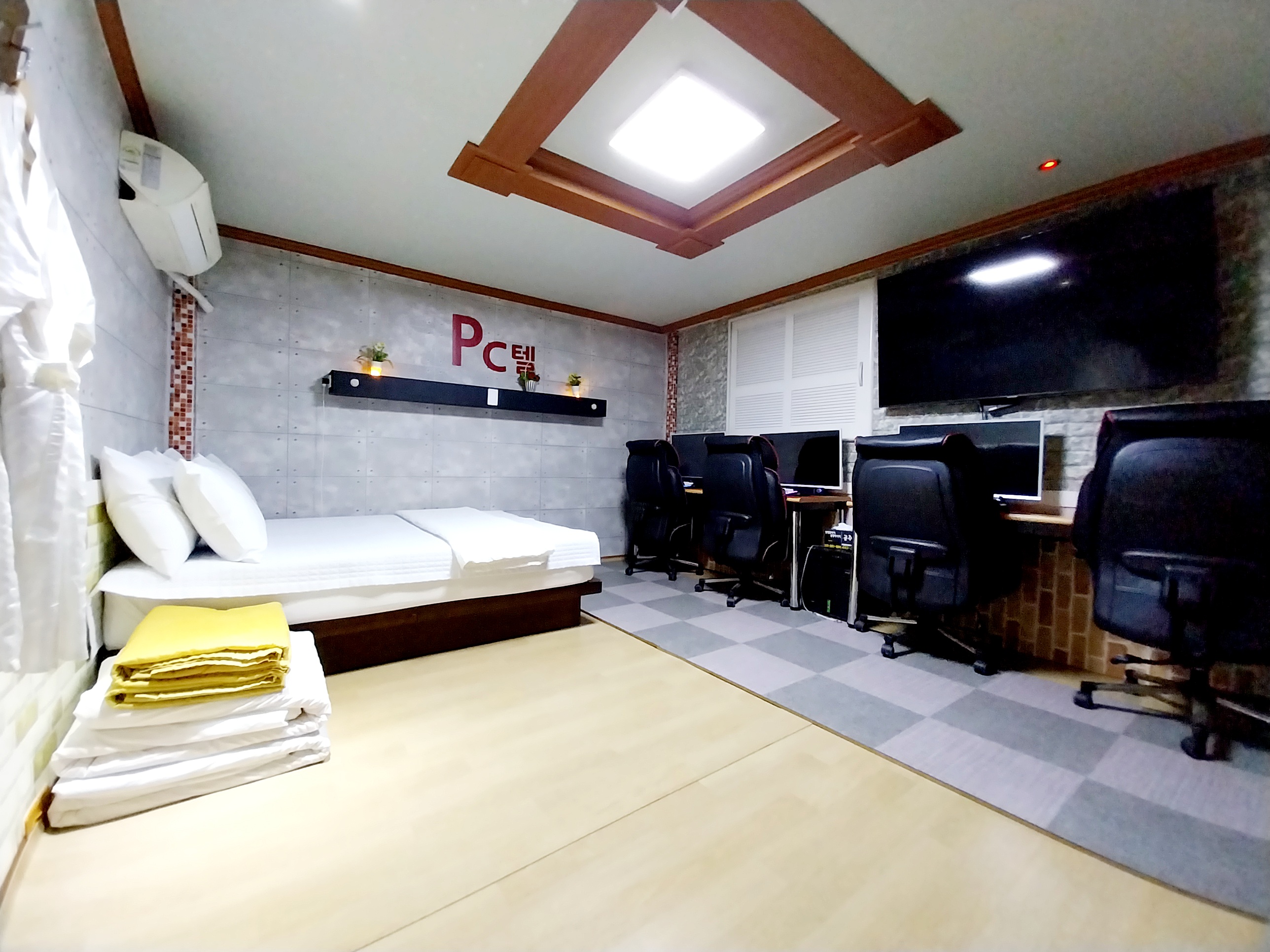 room detail thumbnail 1