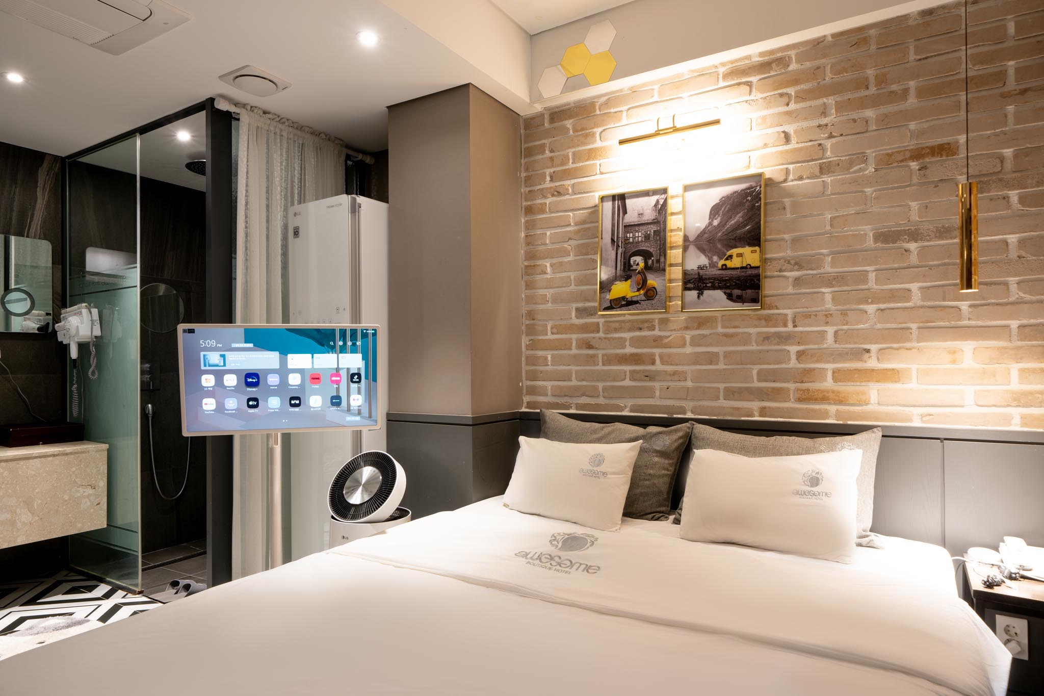 room detail thumbnail 1