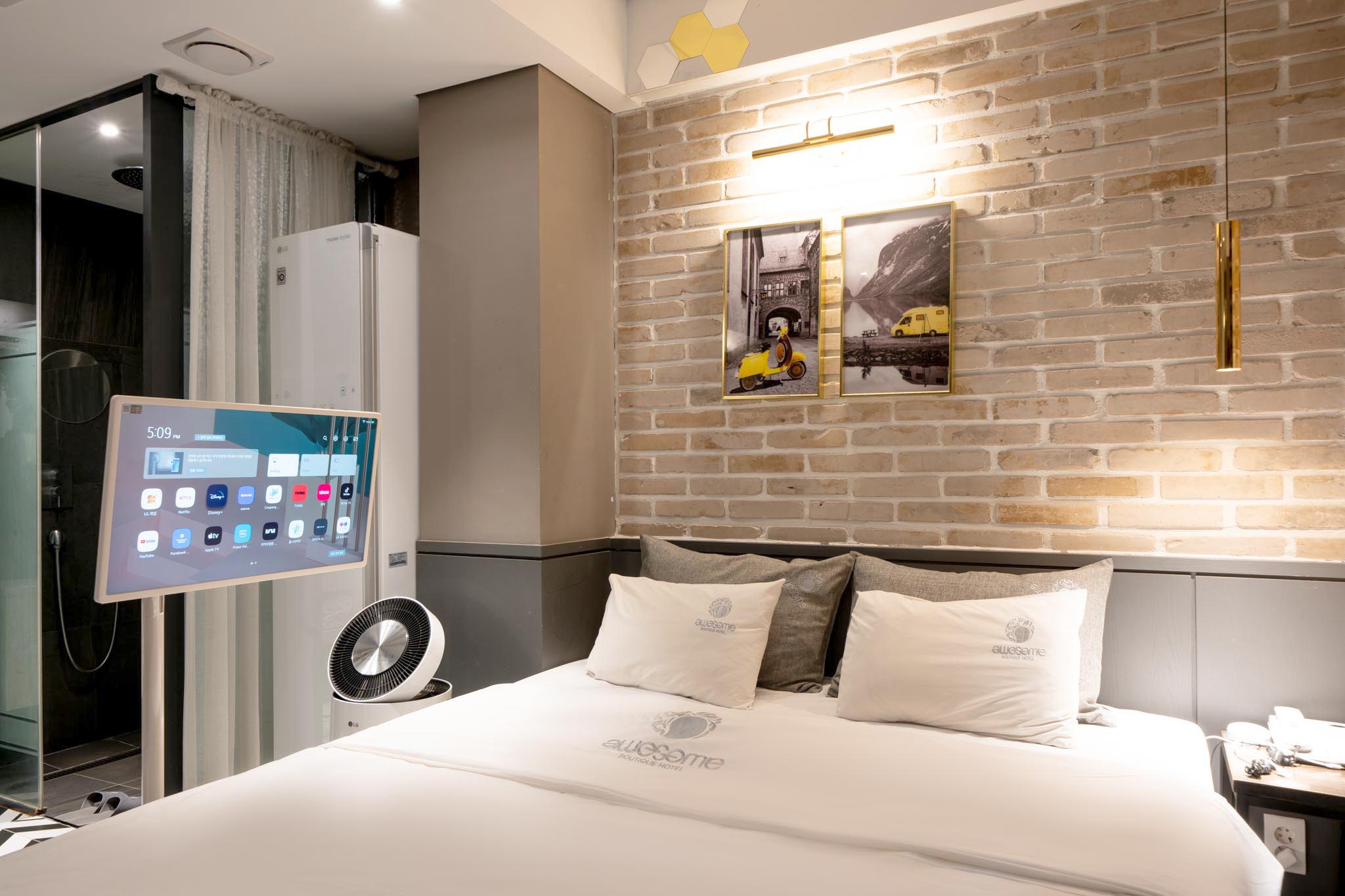 room detail thumbnail 2