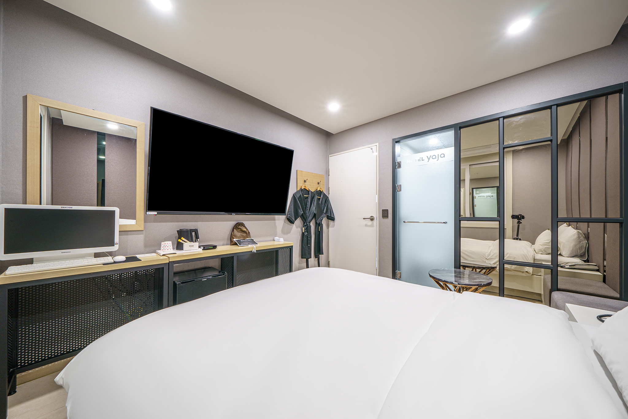 room detail thumbnail 2