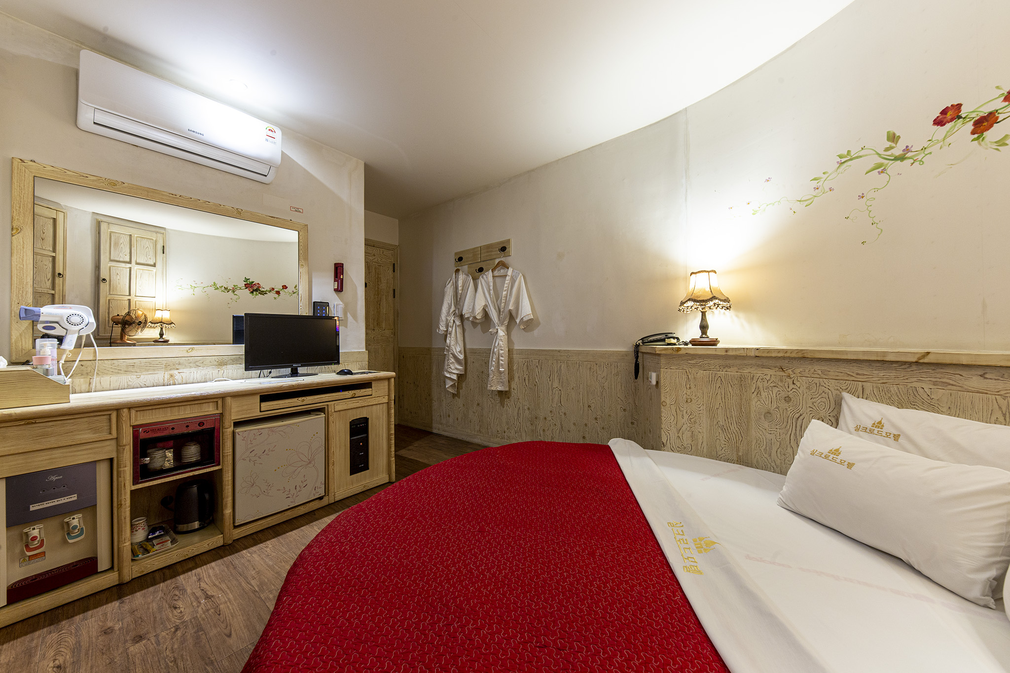 room detail thumbnail 2