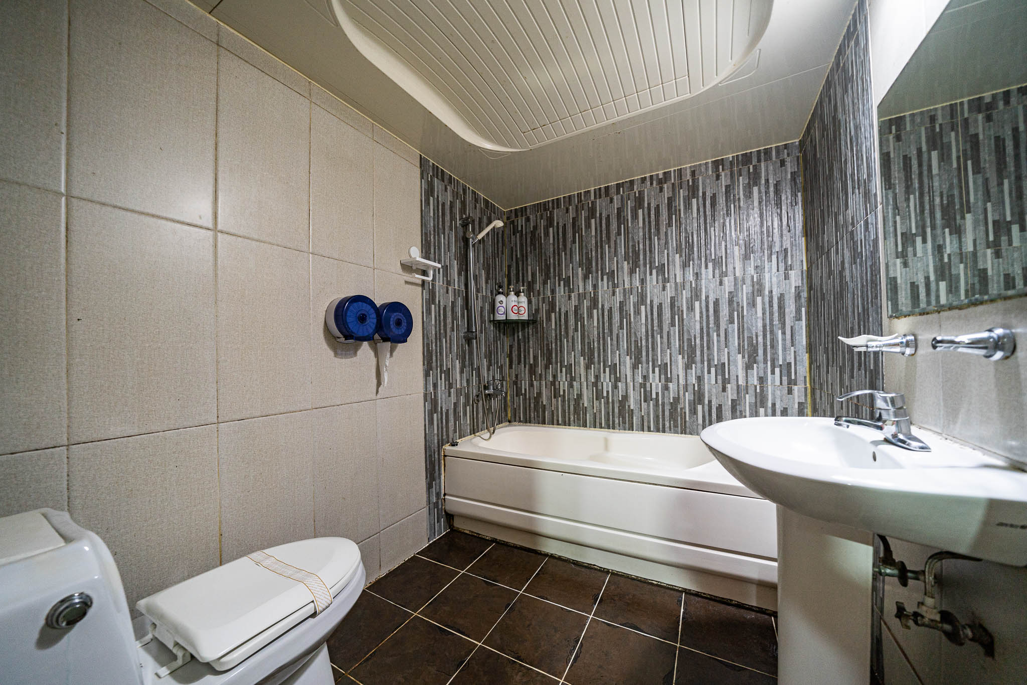 room detail thumbnail 2