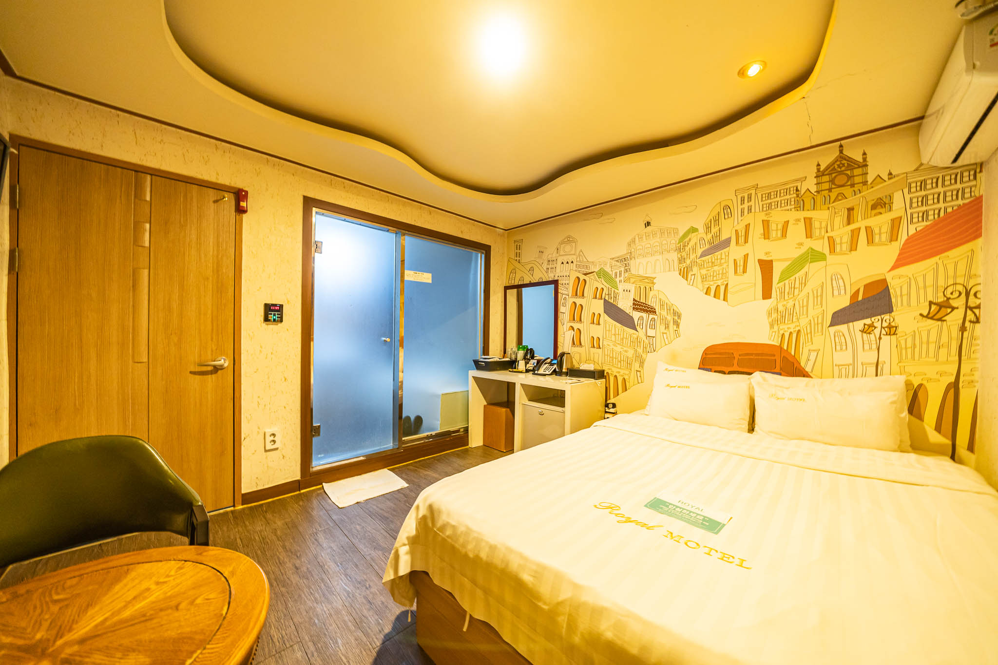 room detail thumbnail 2